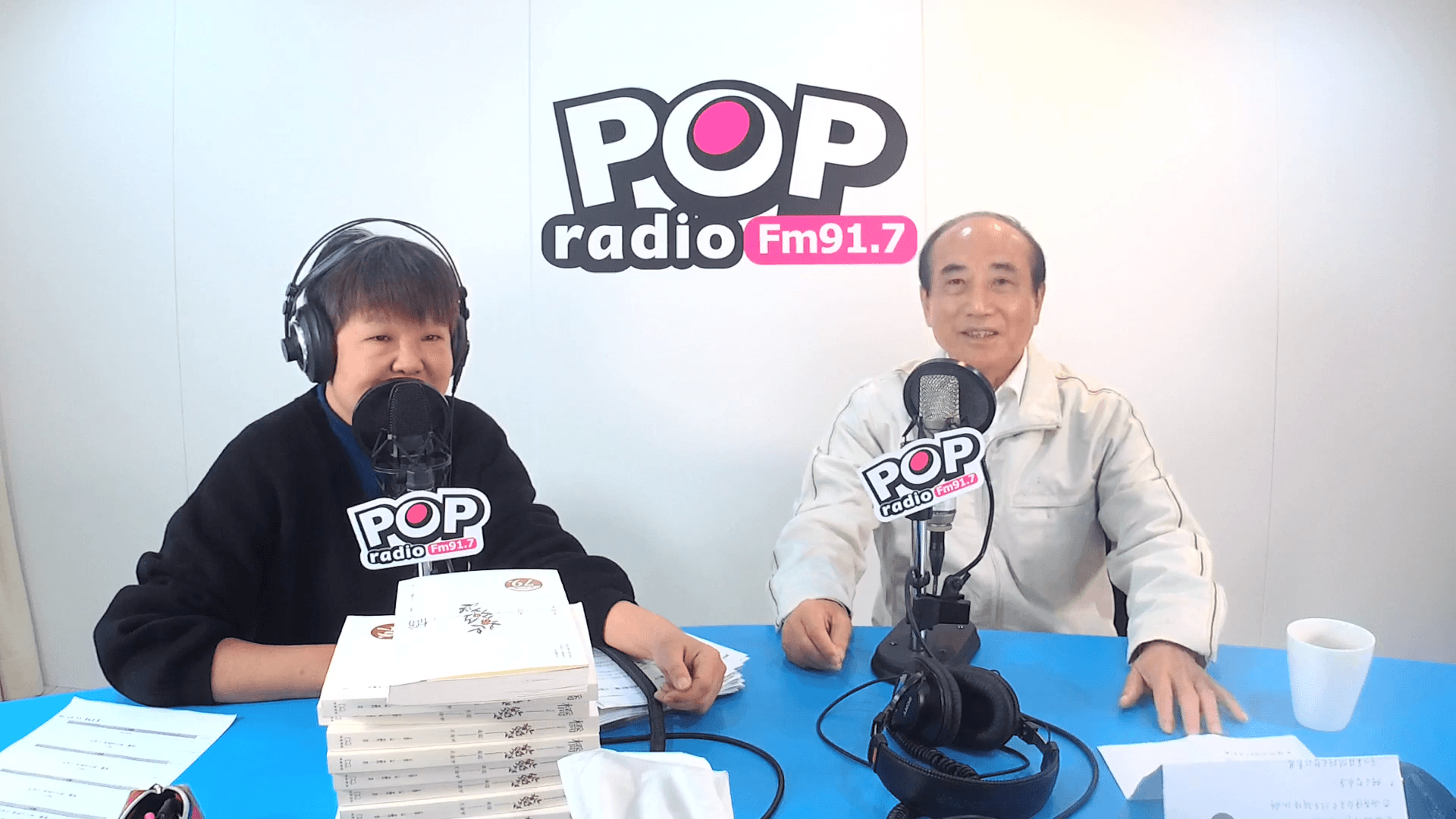 立法院前院長王金平(右)今接受《POP搶先報》主持人黃光芹(左)專訪。(翻攝POP Radio YouTube頻道)