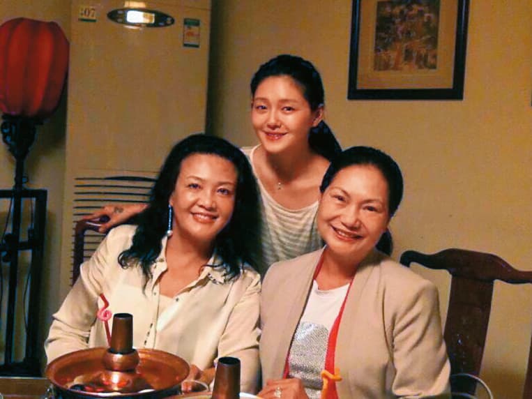 張蘭(左)、S媽(右)及大S間關係微妙,大S跟強勢婆婆相處下了不少工夫,吃素的她為懷孕還破戒吃肉。(翻攝自汪小菲臉書)