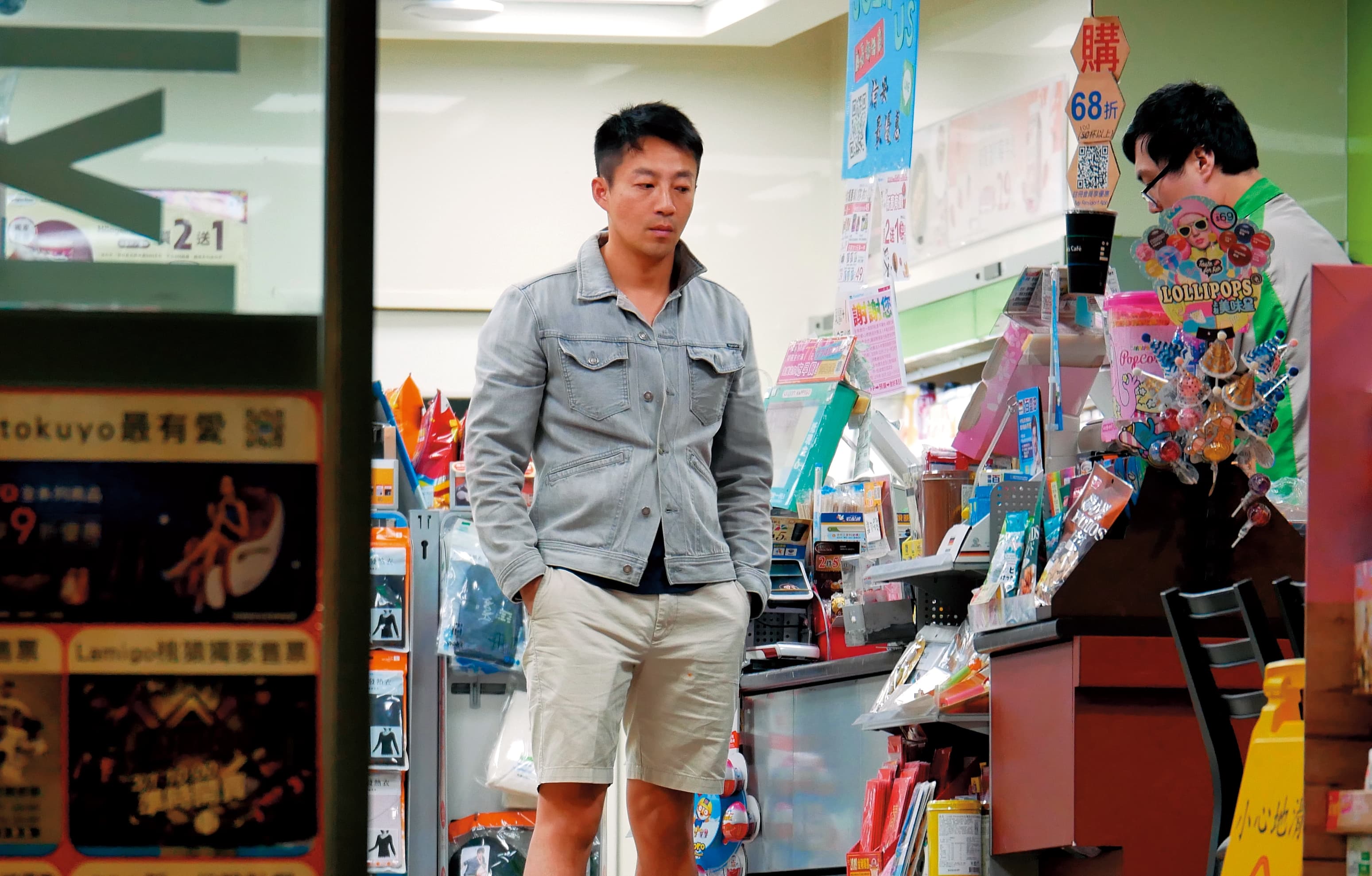 3月3日23:13,汪小菲一人深夜在便利商店採買,顯得若有所思。