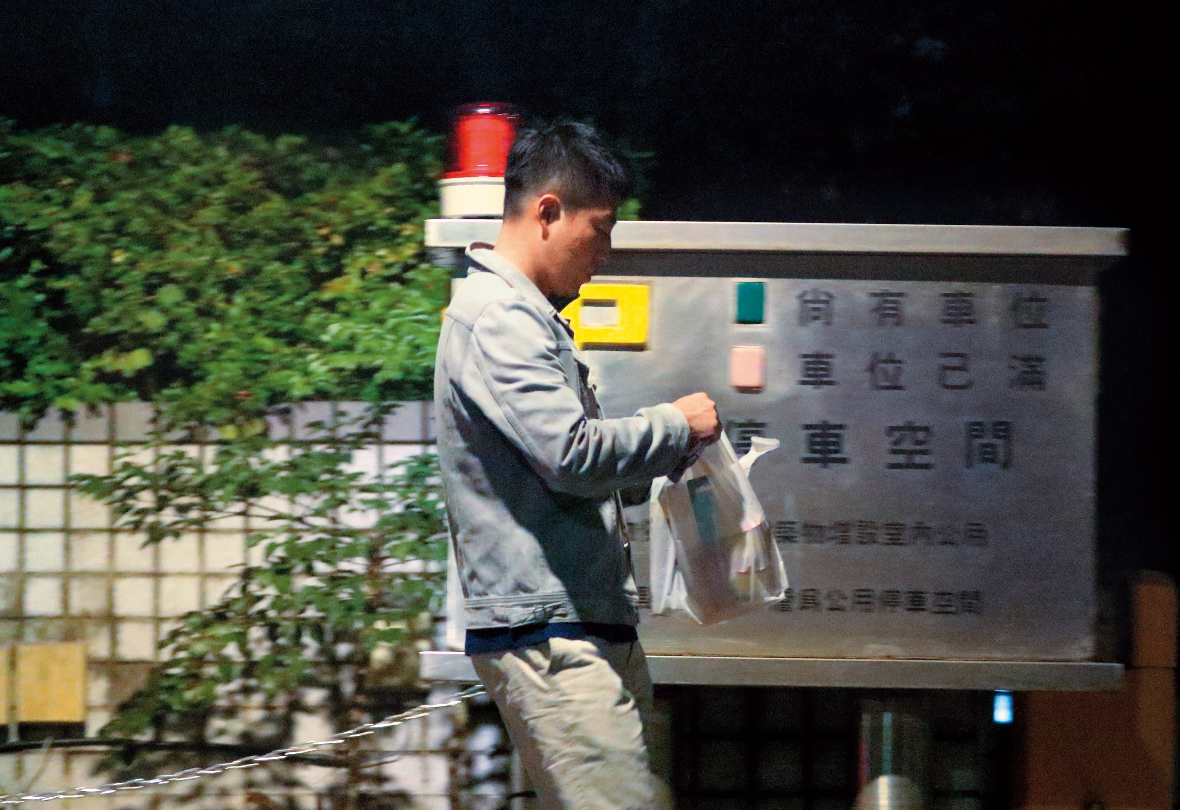 3月3日23:14,提著一袋採買物品,汪小菲又走回「台北信義」豪宅。