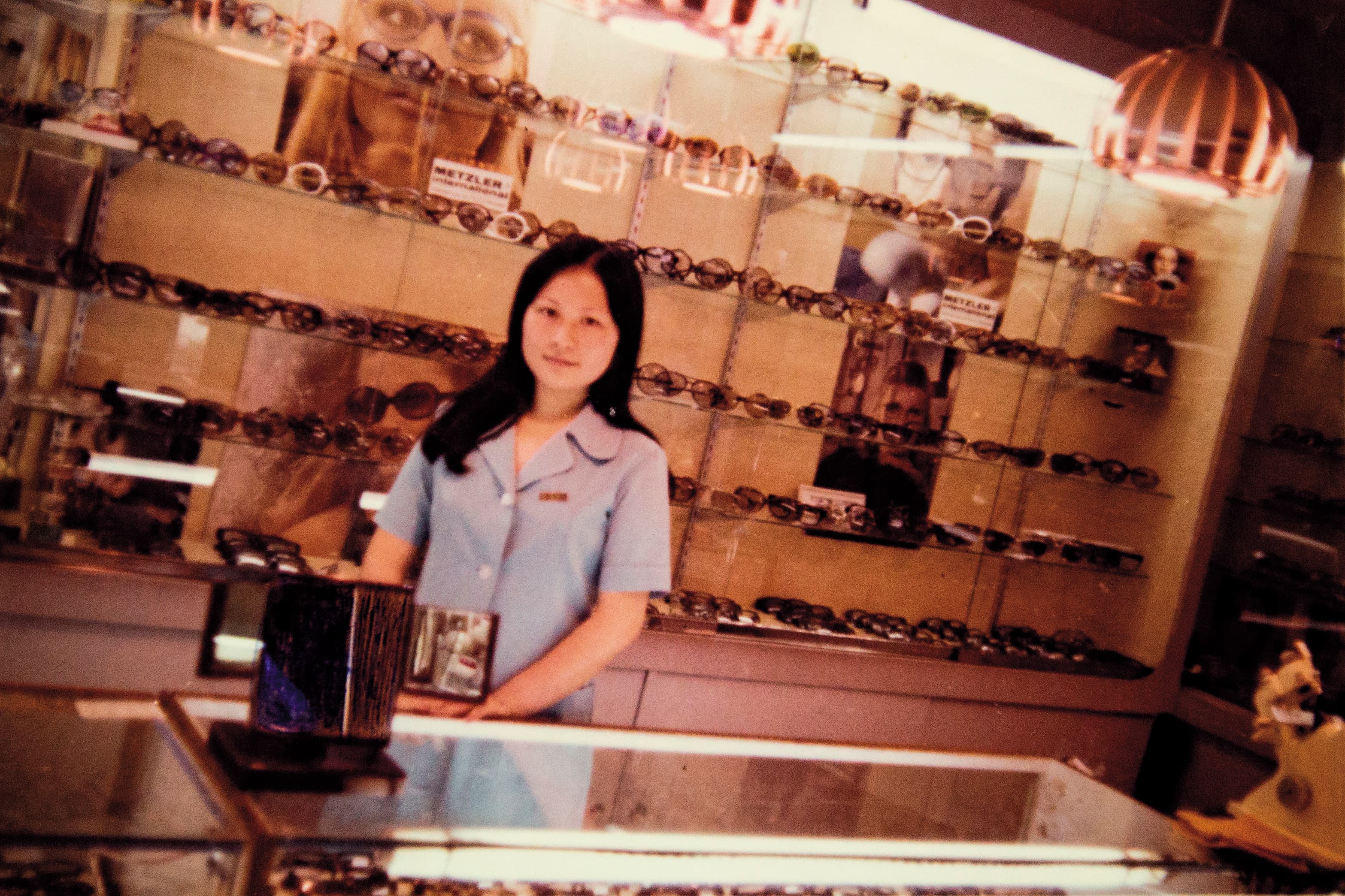 身為家中長女,鄧美雲扛起家中經濟重擔,到台北百貨公司做櫃姐。(鄧美雲提供)