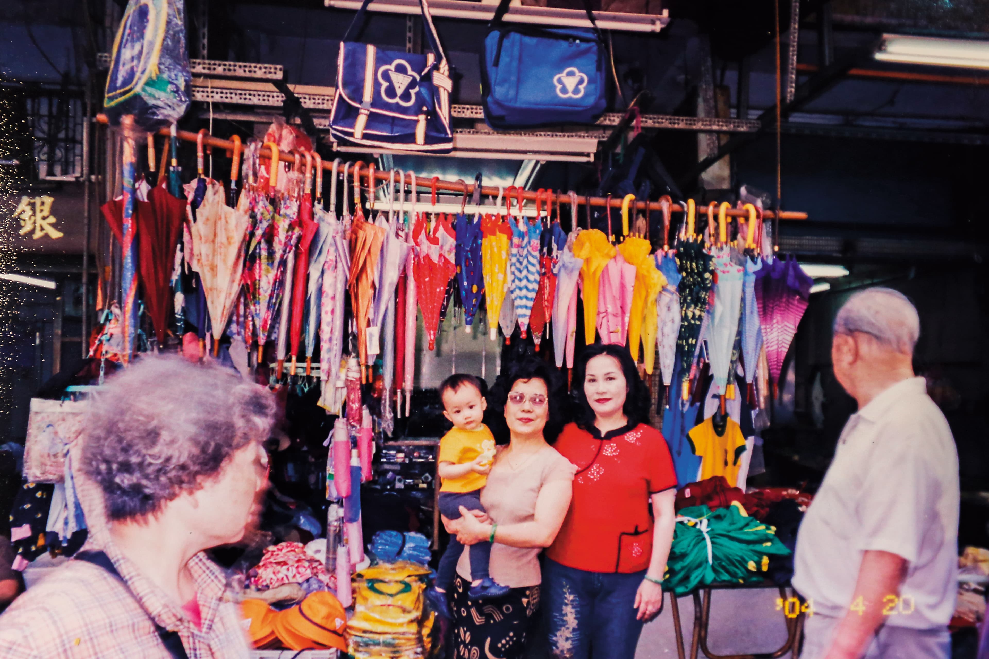 2003年市場改建前,鄧美雲(中)的商店坐落大街,生意較今熱鬧許多。(鄧美雲提供)