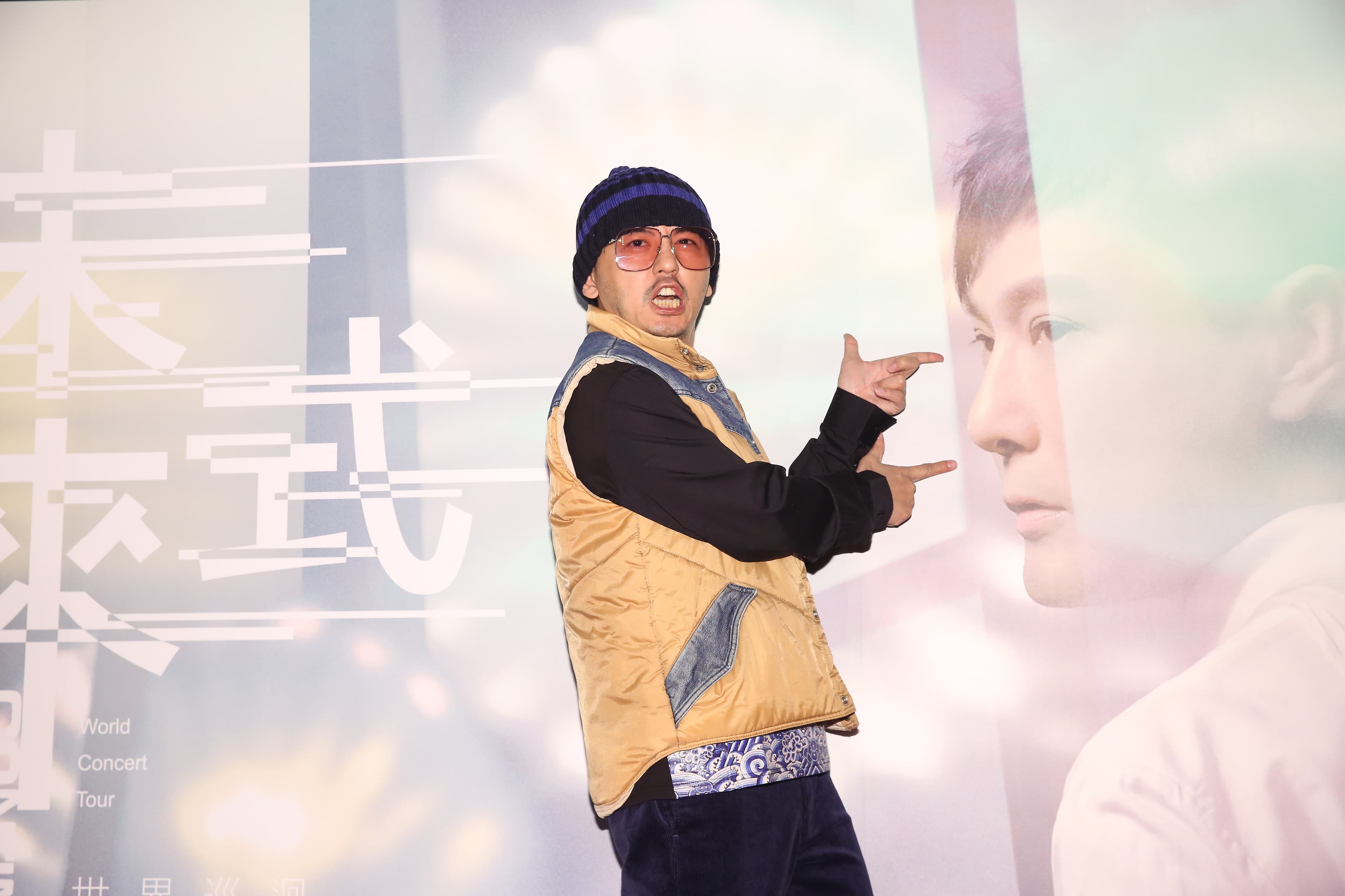 黃子佼現身欣賞張信哲演唱會,透露24小時隨時待命陪伴孟耿如。