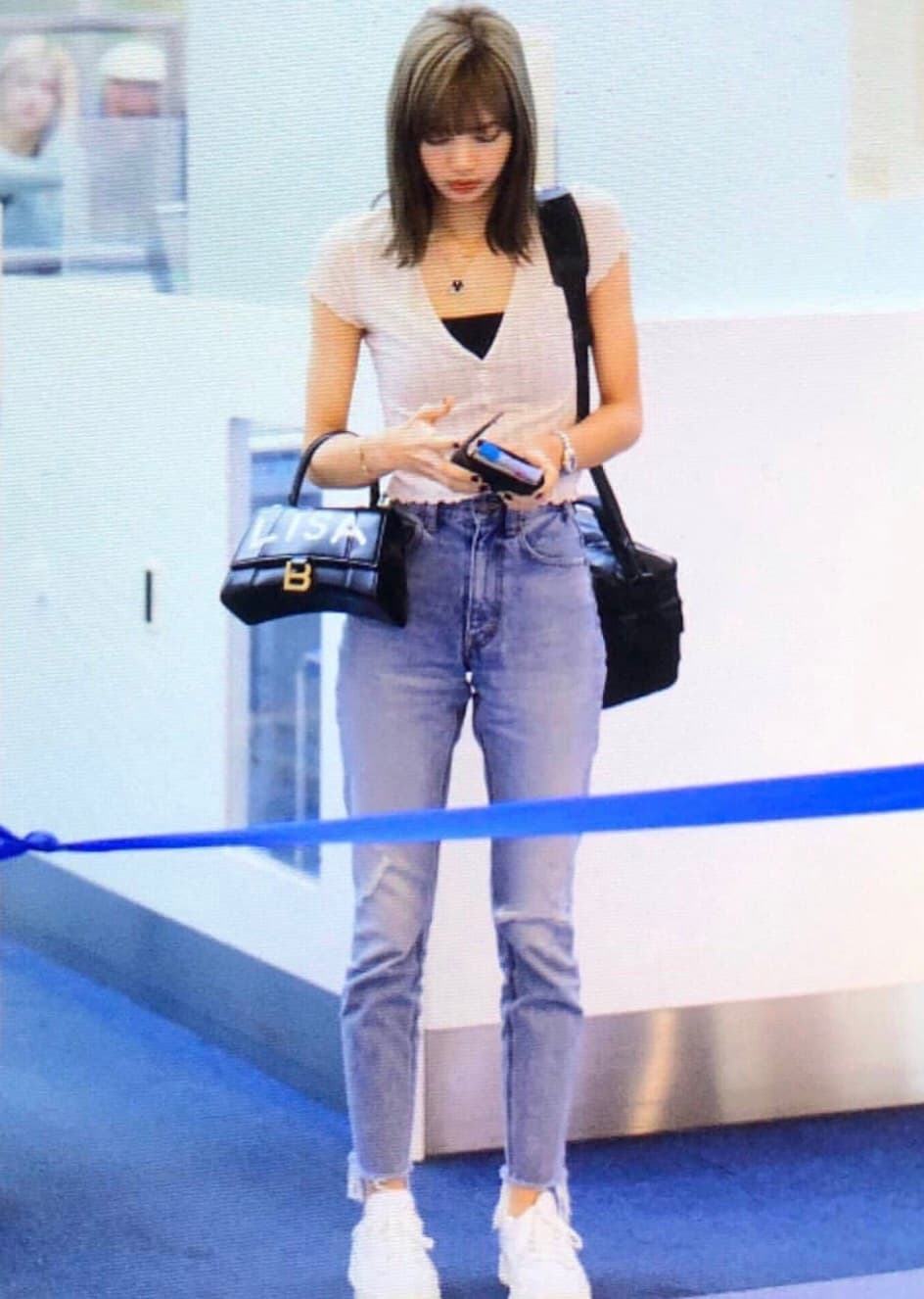 Blackpink成員Lisa的沙漏包有著自己的英文名字,很有客製化的尊榮感。(翻攝自lisa_xblackpinkx IG)