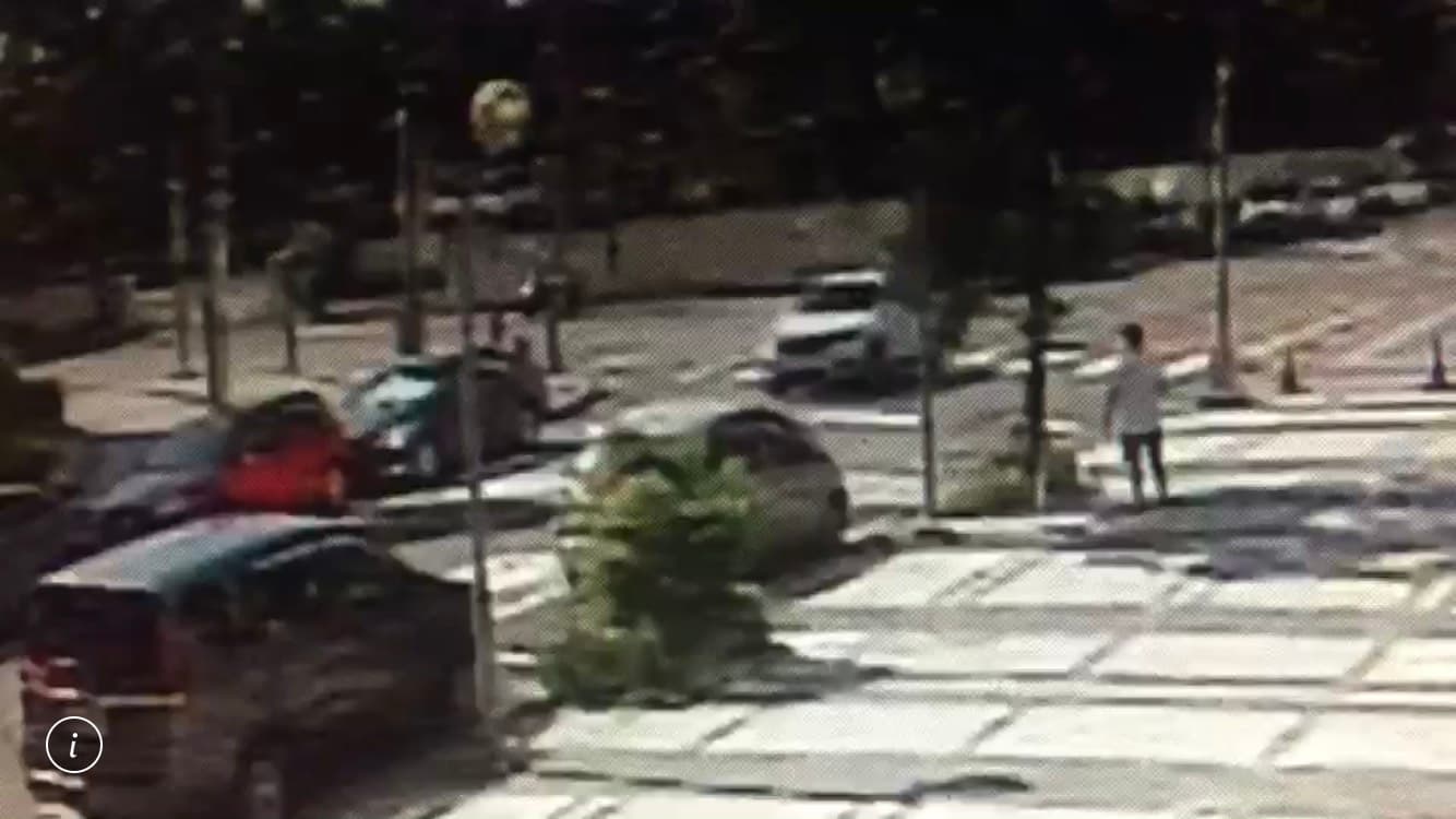 13日嫌犯在港墘路擄走2人後，駕駛白色休旅車離開港墘路。（翻攝畫面）
