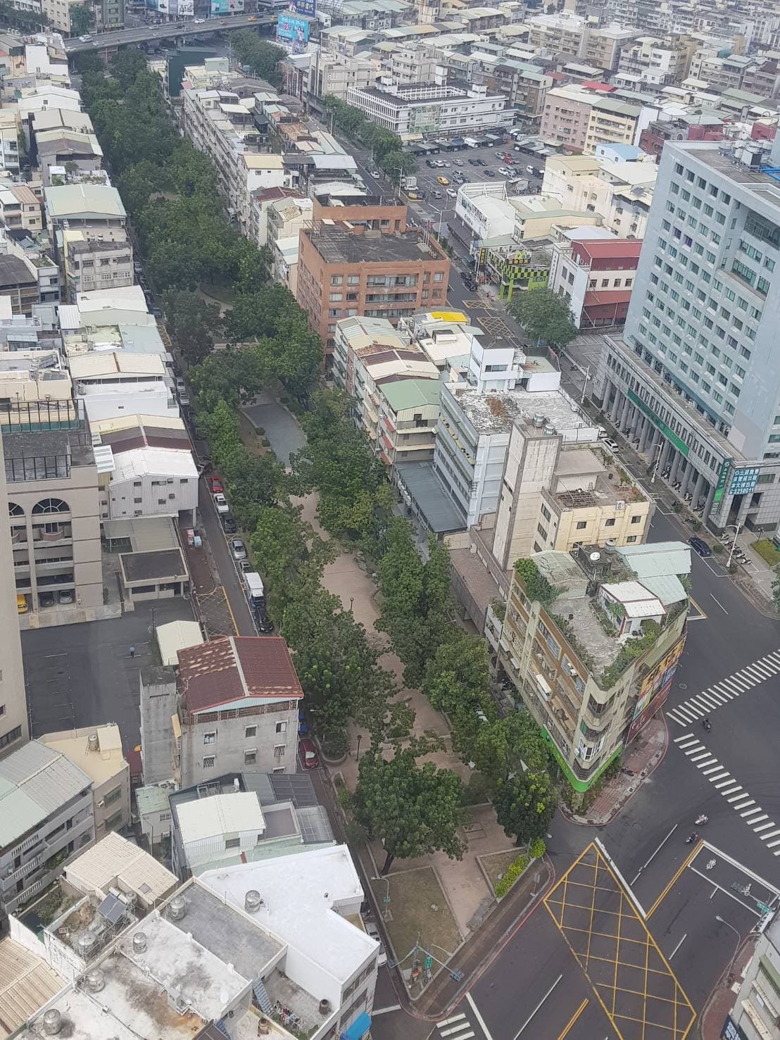 此案與三雅新公園、彩虹公園一路之隔,綿延的公園構成綠園道景觀,媲美台中七期綠園道。