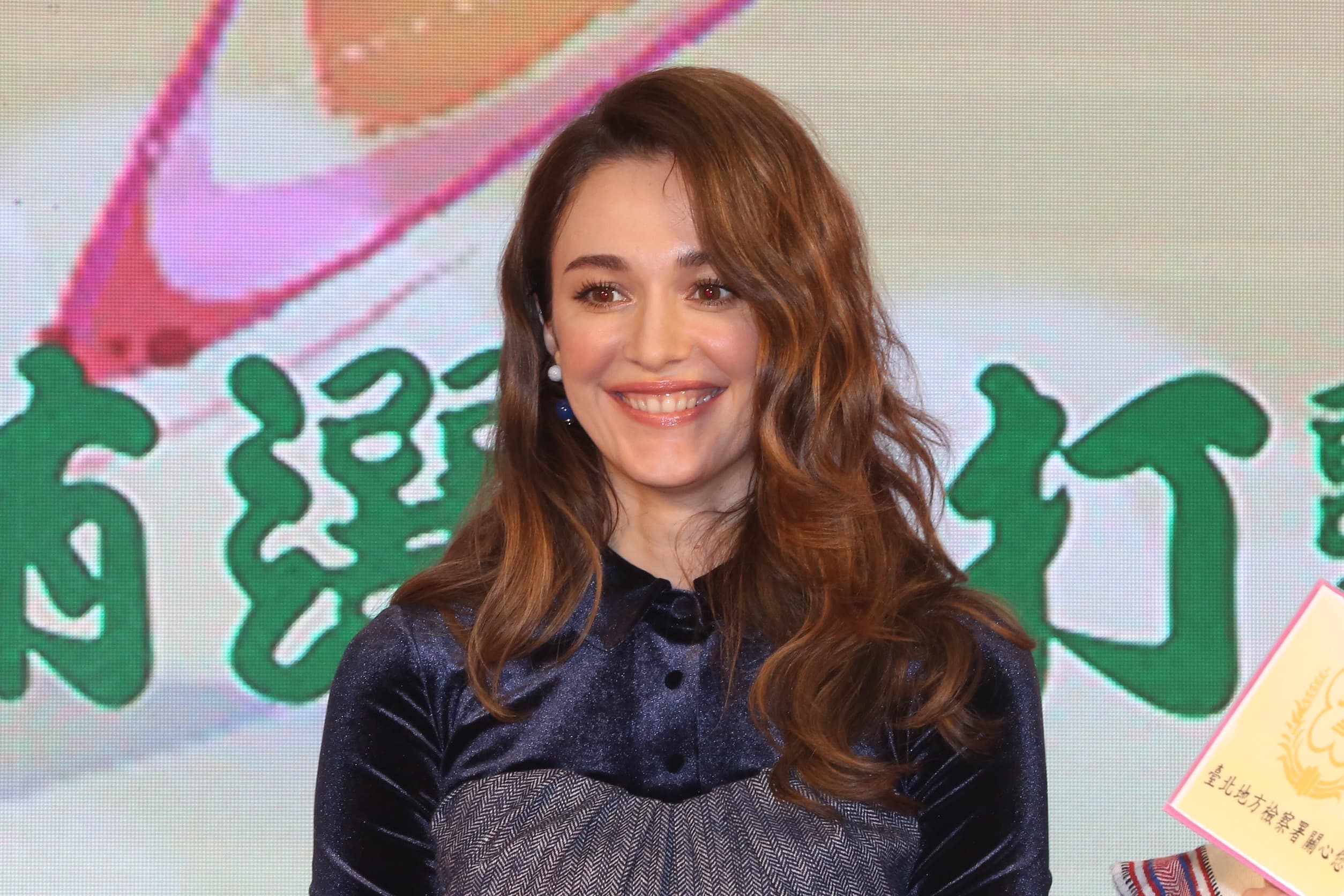 剛拿到台灣身分證、首度具有投票權的烏克蘭美女瑞莎擔任北檢反賄選代言人,除了提醒22萬名新住民勇於拒絕賄選,也要防止境外勢力介入選舉,全民攜手查賄反賄,共同打擊假訊息。