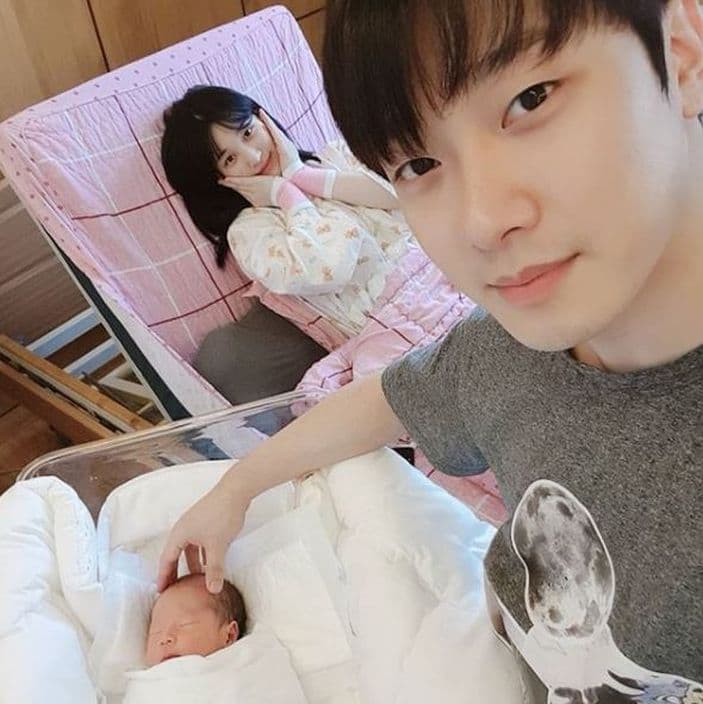 崔敏煥與LABOUM成員金律喜結婚育有1子，她又懷孕是雙胞胎。（網路圖片）