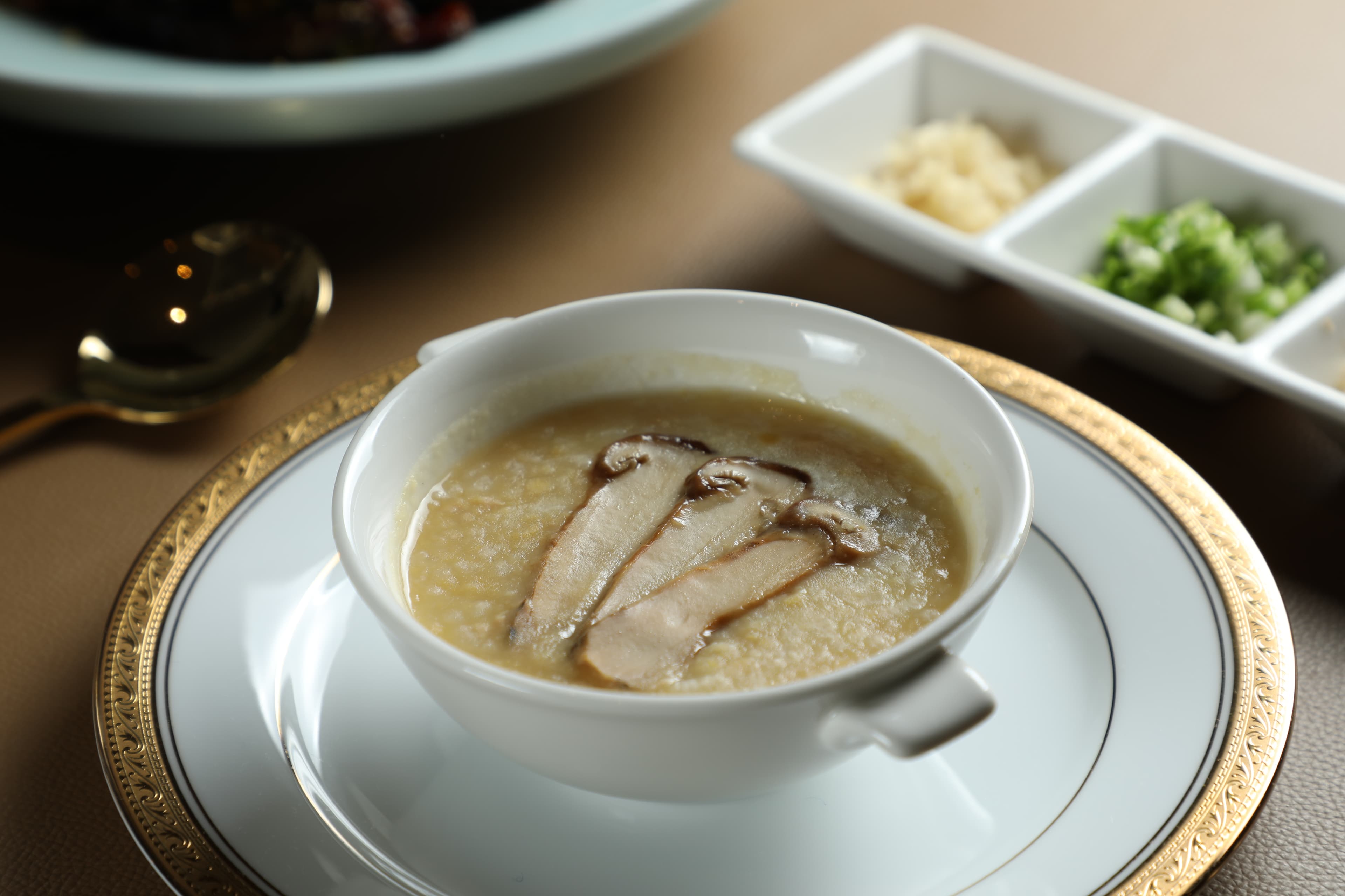「松茸豆湯飯」的黃豌豆仁搭越光米烹煮，溫潤暖胃。（280元／碗，限內用，需1天前預訂）