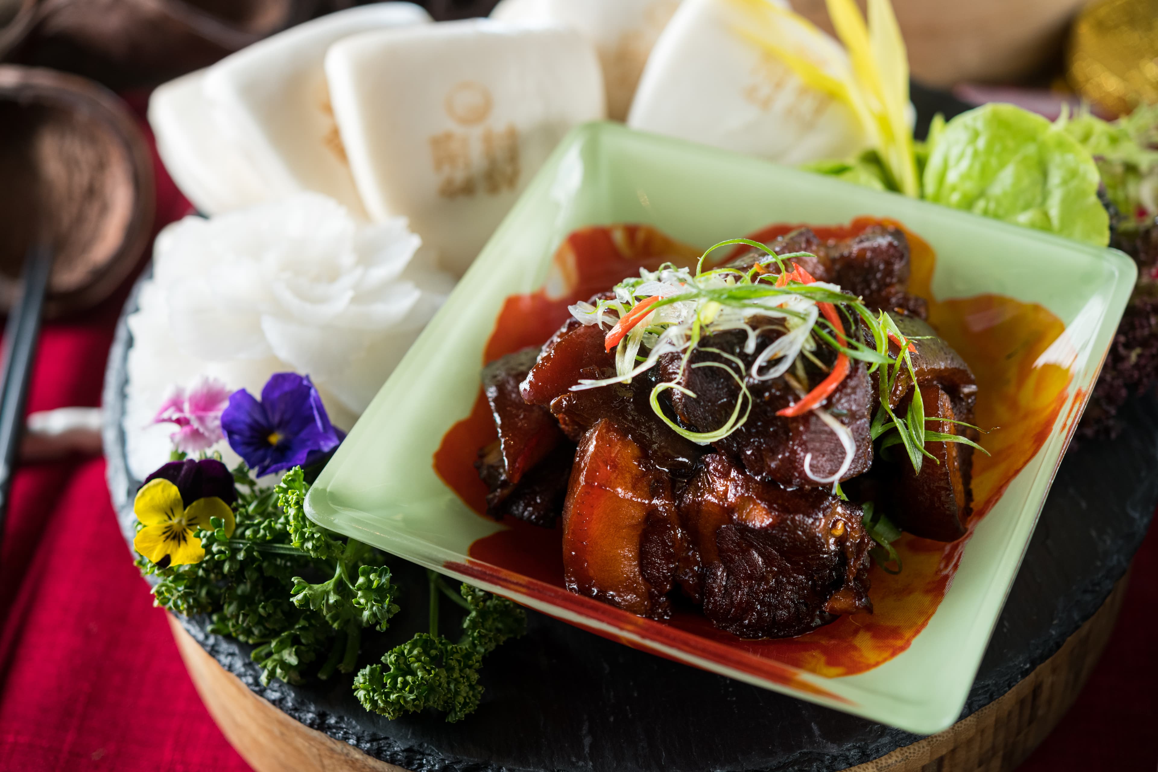 香甜「毛澤東紅燒肉」(720元/份,需1天前預訂,年菜外帶1,200元/10人份,含刈包)搭配特製小巧刈包(內用35元/個),連吃兩顆沒問題。