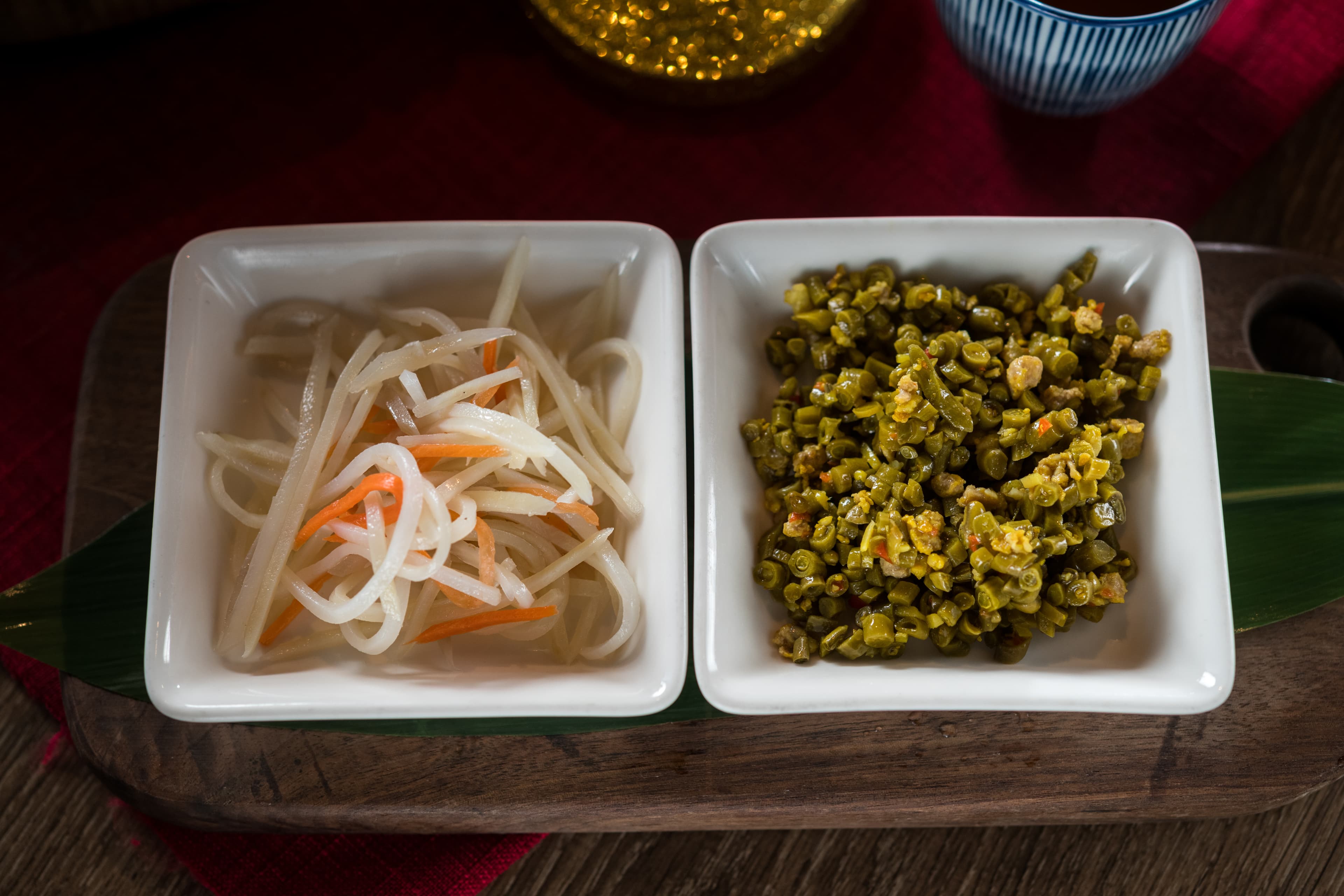 老闆推薦在刈包加上「醋溜土豆絲」(120元/份)「酸豆炒肉末」(150元/份),增加爽脆口感。