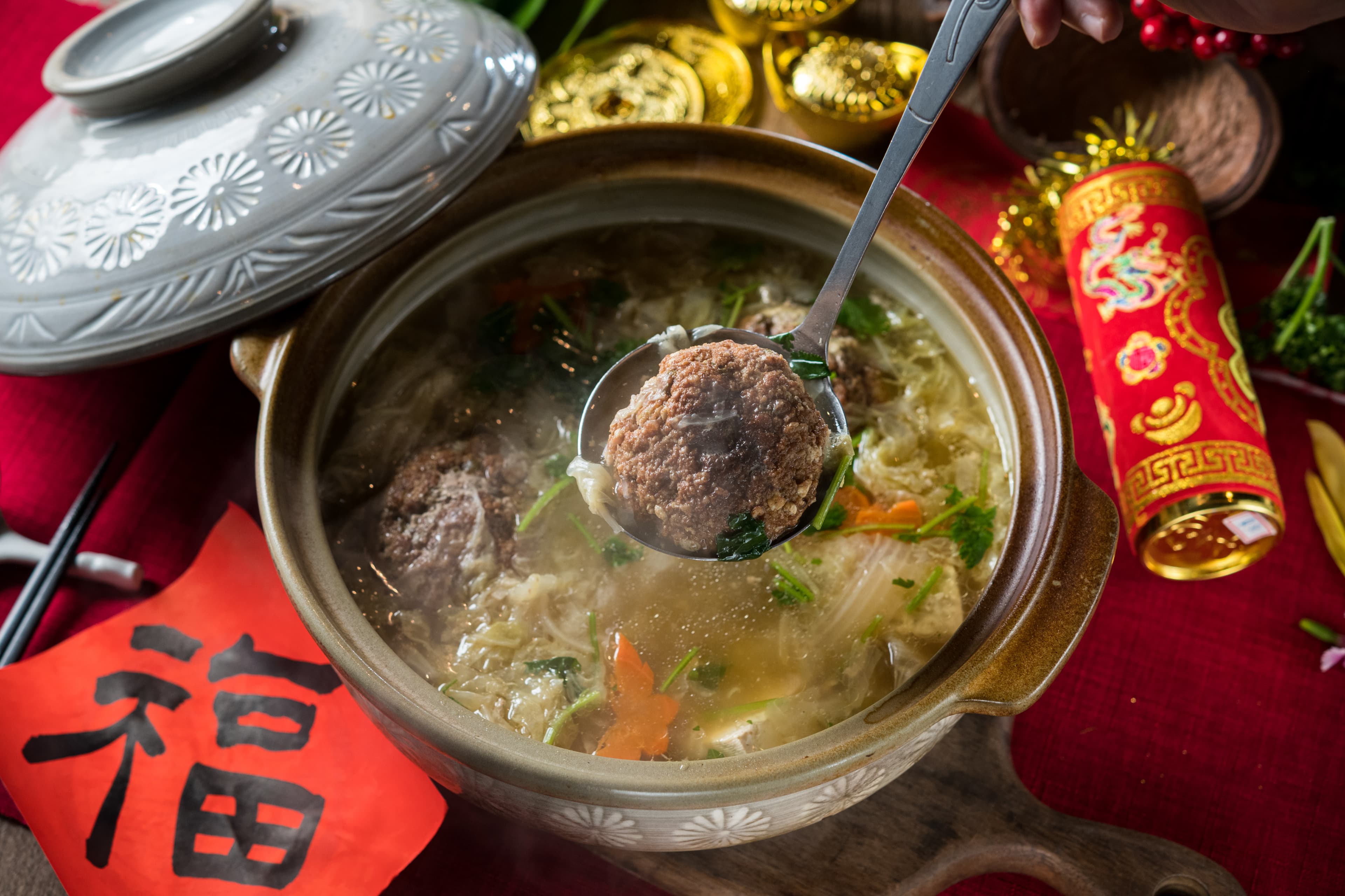 「白菜獅子頭砂鍋」湯甜肉嫩,獅子頭吸足高湯精華。(1,200元/份,可外帶,不含砂鍋,需1天前預訂,)