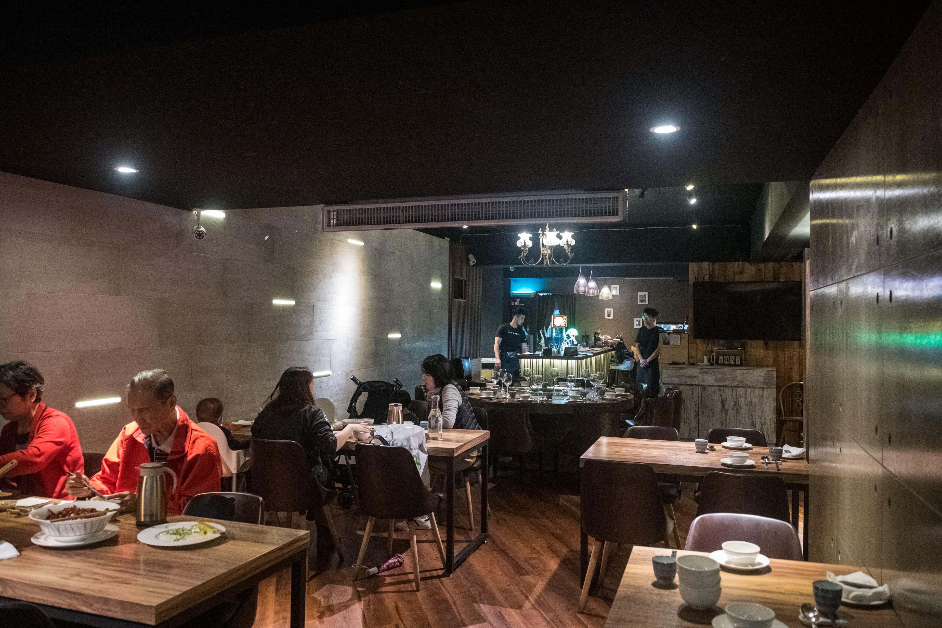 用餐採人頭計價,平日商業午餐一人450元起,亦可加購單點菜色。