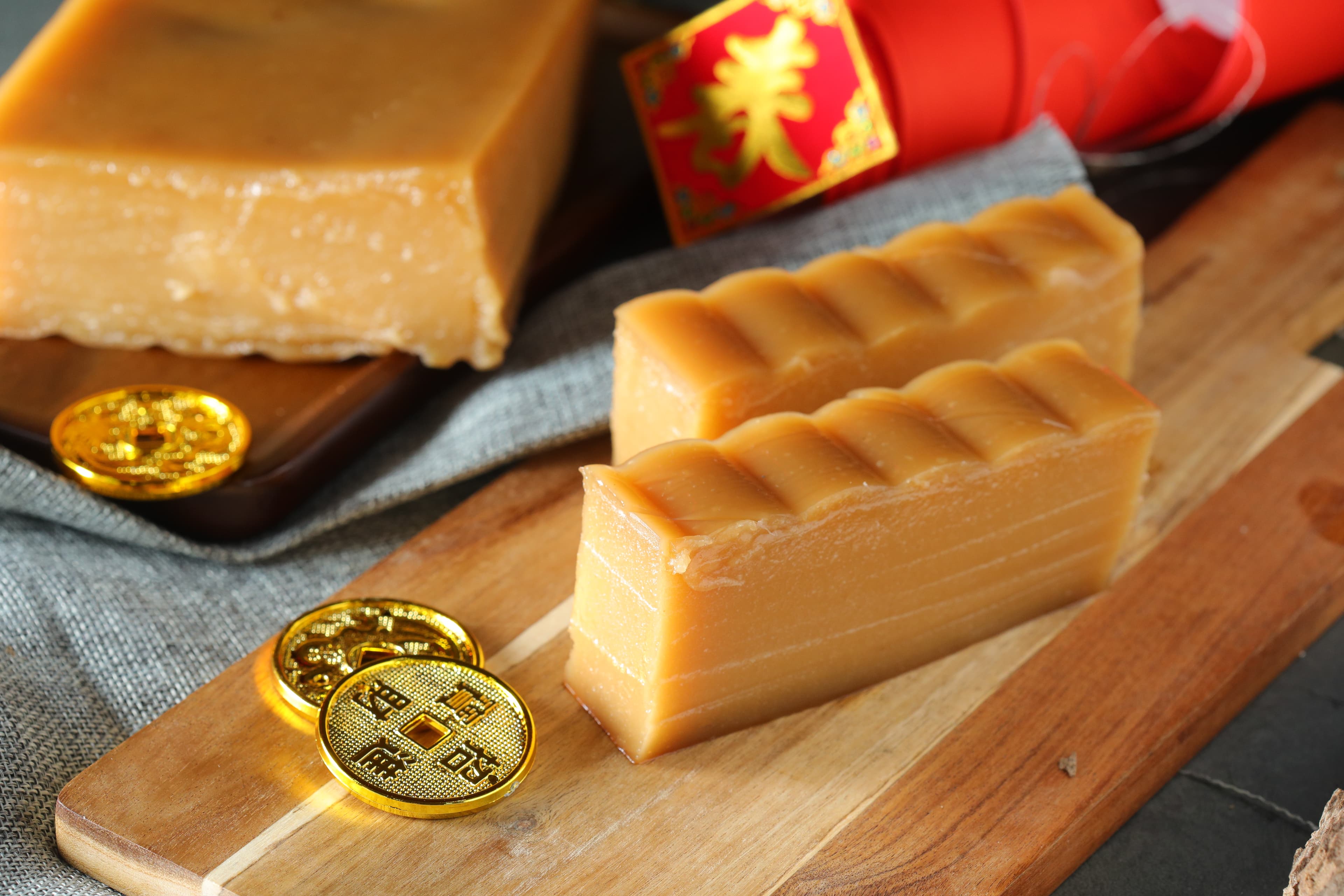 「經典原味年糕」吃得到類似黑糖的香氣，可切成小塊狀，包進餛飩皮、下油鍋酥炸，口感外脆內軟。（130元／斤）