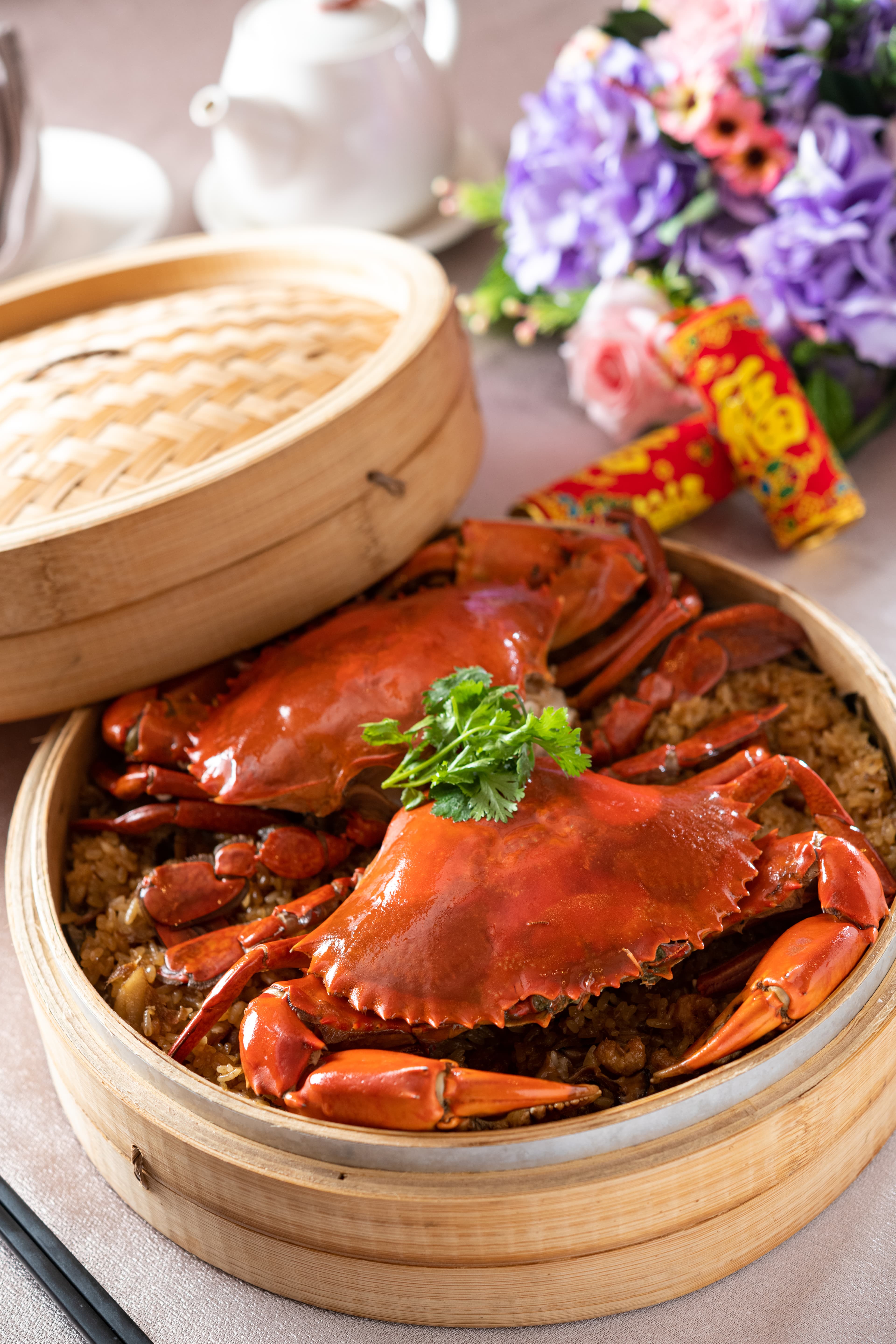 「紅蟳糯米飯」肥美紅蟳氣勢足,米飯軟糯裹上濃郁麻油與薑香。(3,000元/份,可外帶)