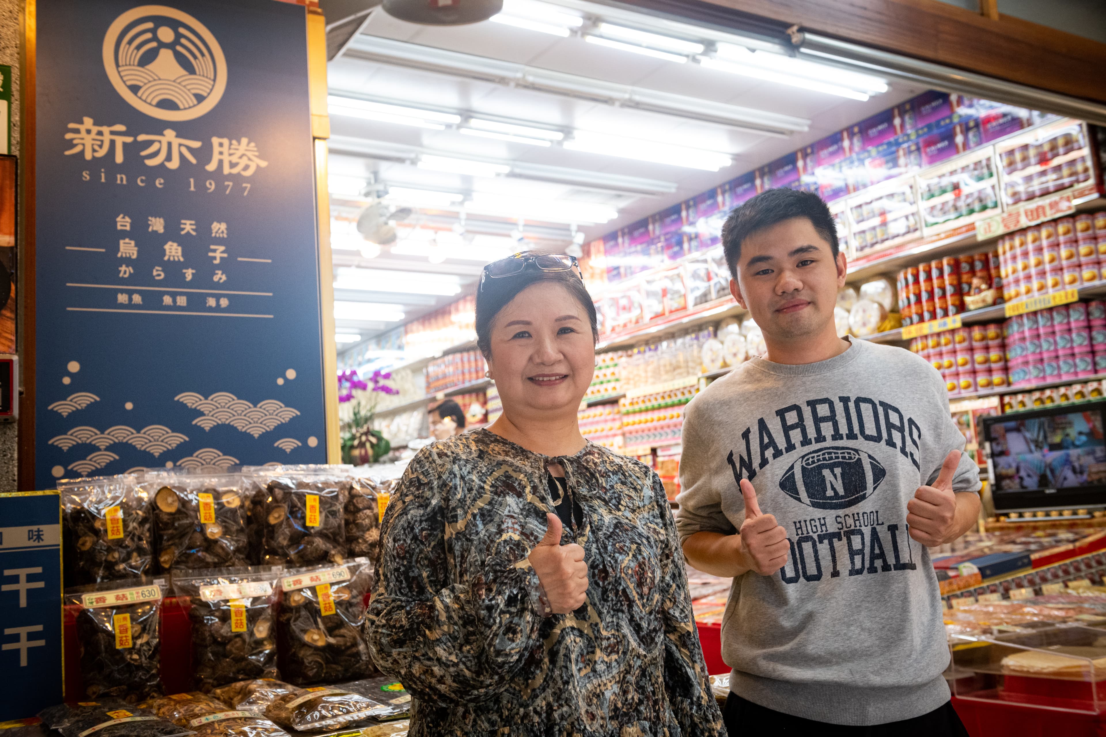 新亦勝老闆娘李胡美鈴(左)和兒子李厚德(右)一同打理內外店務。
