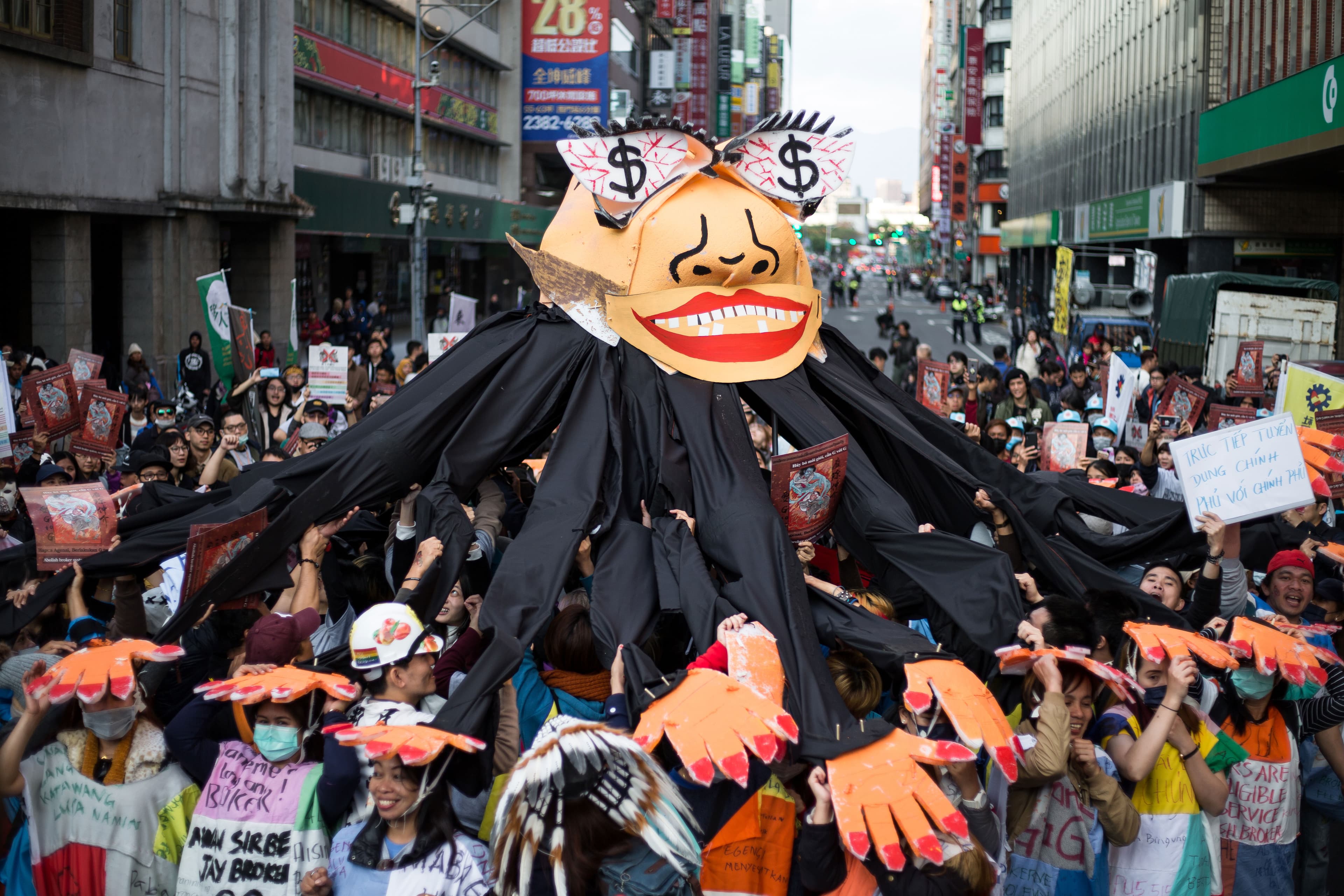 2019年12月8日下午,上千名外籍移工上街,呼籲廢除私人仲介制度,要求政府對政府直接聘僱。