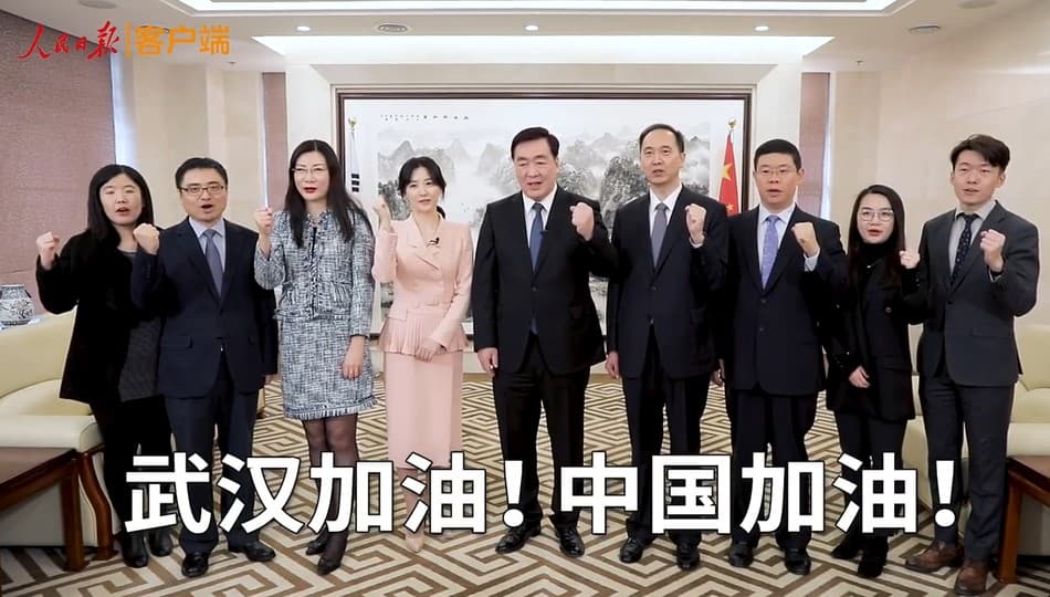 李英愛(左四)在影片中以中文替武漢、中國加油。(翻攝自微博)