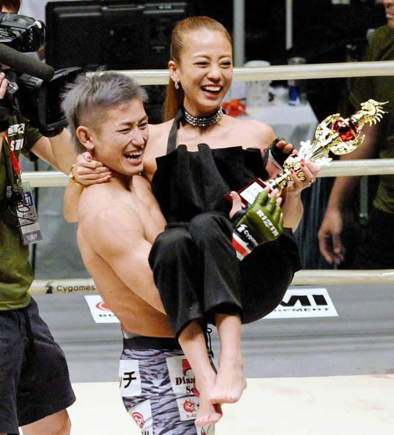 阿比留優(右)6年前閃婚小3歲的格鬥選手才賀紀左衞門(左),兩人婚後育有一女。