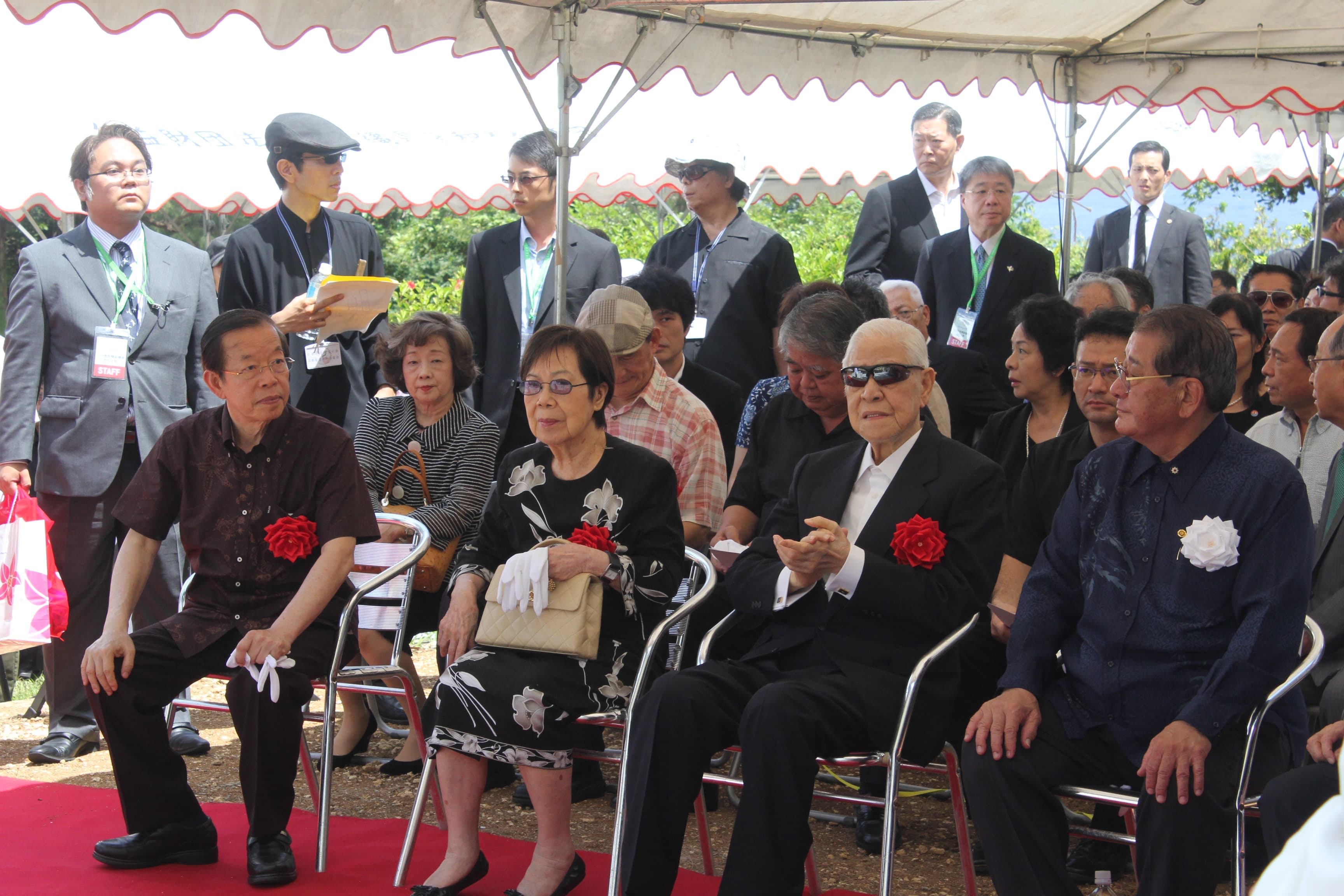 前總統李登輝（前排右2起）與夫人曾文惠、駐日代表謝長廷出席揭碑儀式。