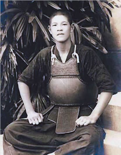 李登輝就讀高中時曾參加劍道部,留下這張身穿劍道服裝的帥氣照。(李登輝基金會提供)