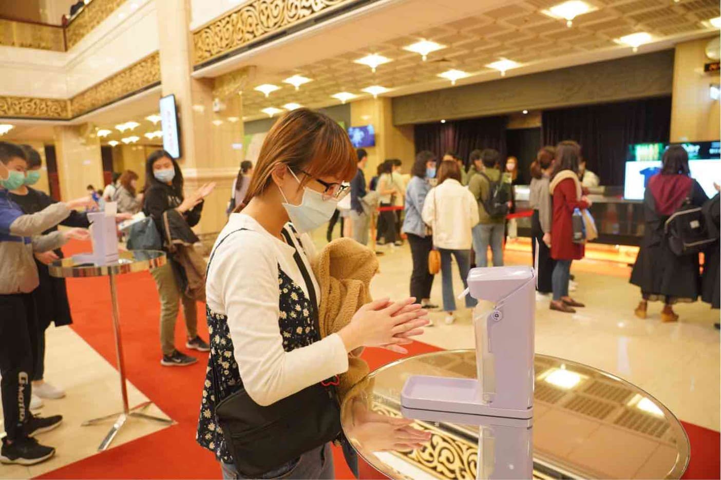國家音樂廳場館在各出入口配置酒精乾洗手劑,供民眾使用,做好防疫工作。(牛耳藝術提供)