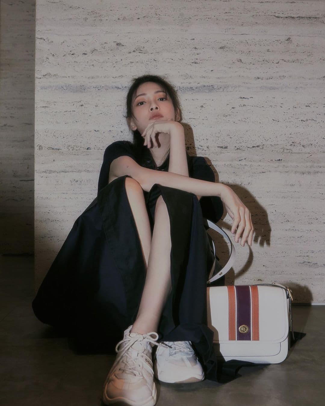 林映唯很有戲的眼神搭配白色the Coach Originals手袋,很有帥氣fu。(圖片提供:COACH)