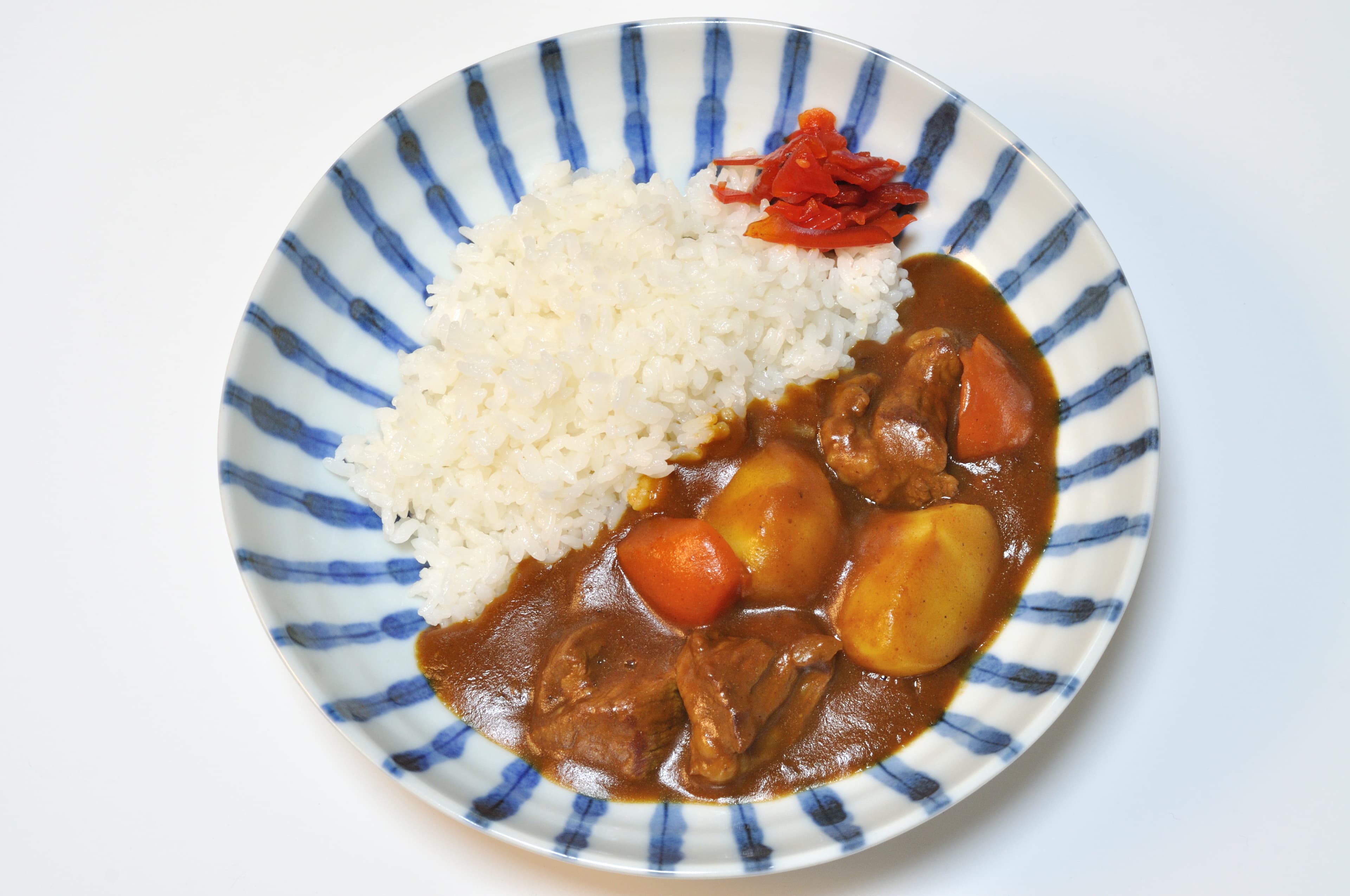 日式咖哩飯源自海軍伙食,起初是為了消化剩餘食材,在最後一個上班日中午煮成咖哩提供,現今日本海軍基地仍維持星期五中午固定供應咖哩的習慣。(翻攝自維基百科)