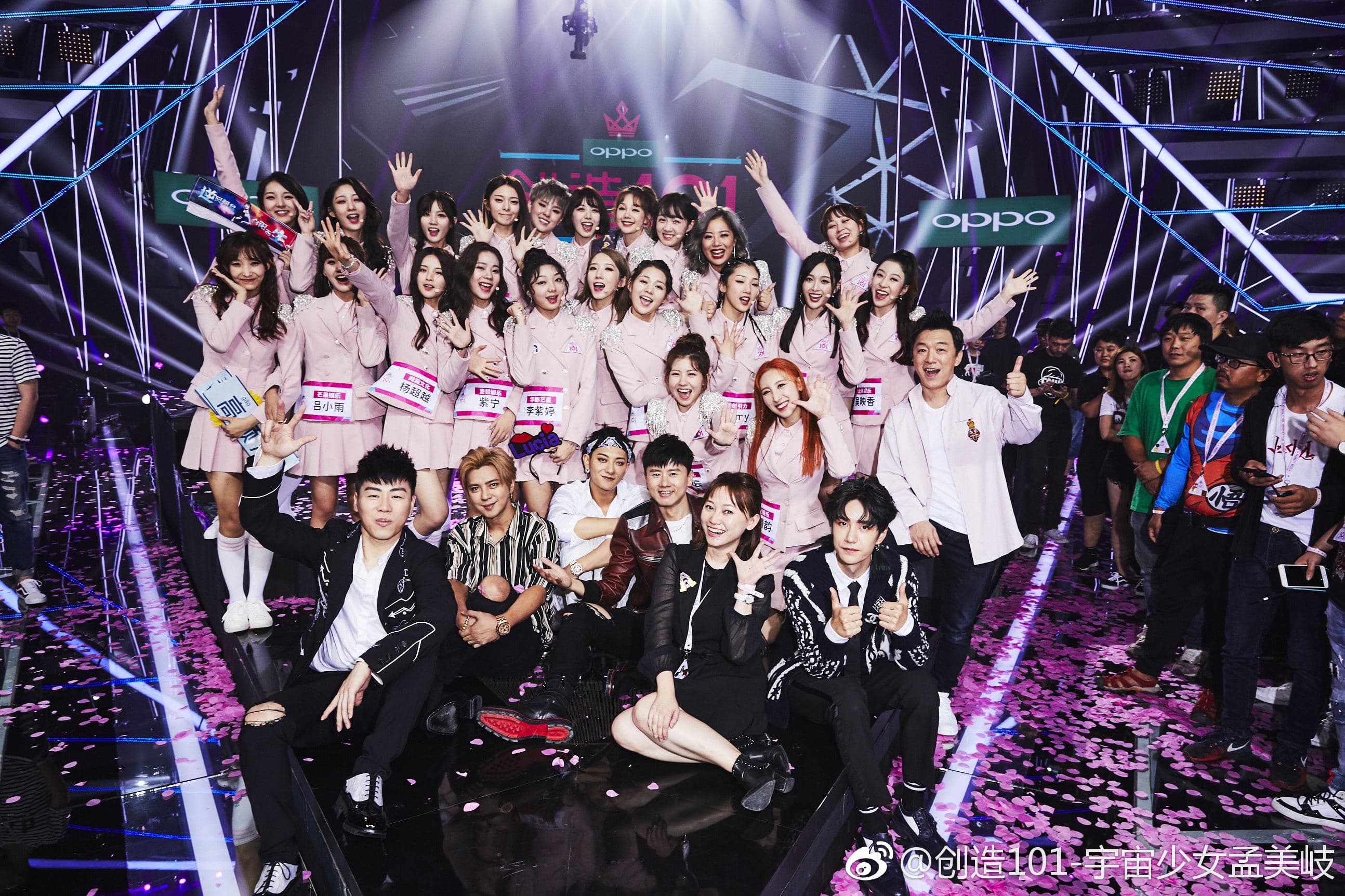 羅志祥(左二)、黃子韜、ELLA、胡彥斌、王一博等人是《創造營101》導師。(翻攝火箭少女孟美岐微博)
