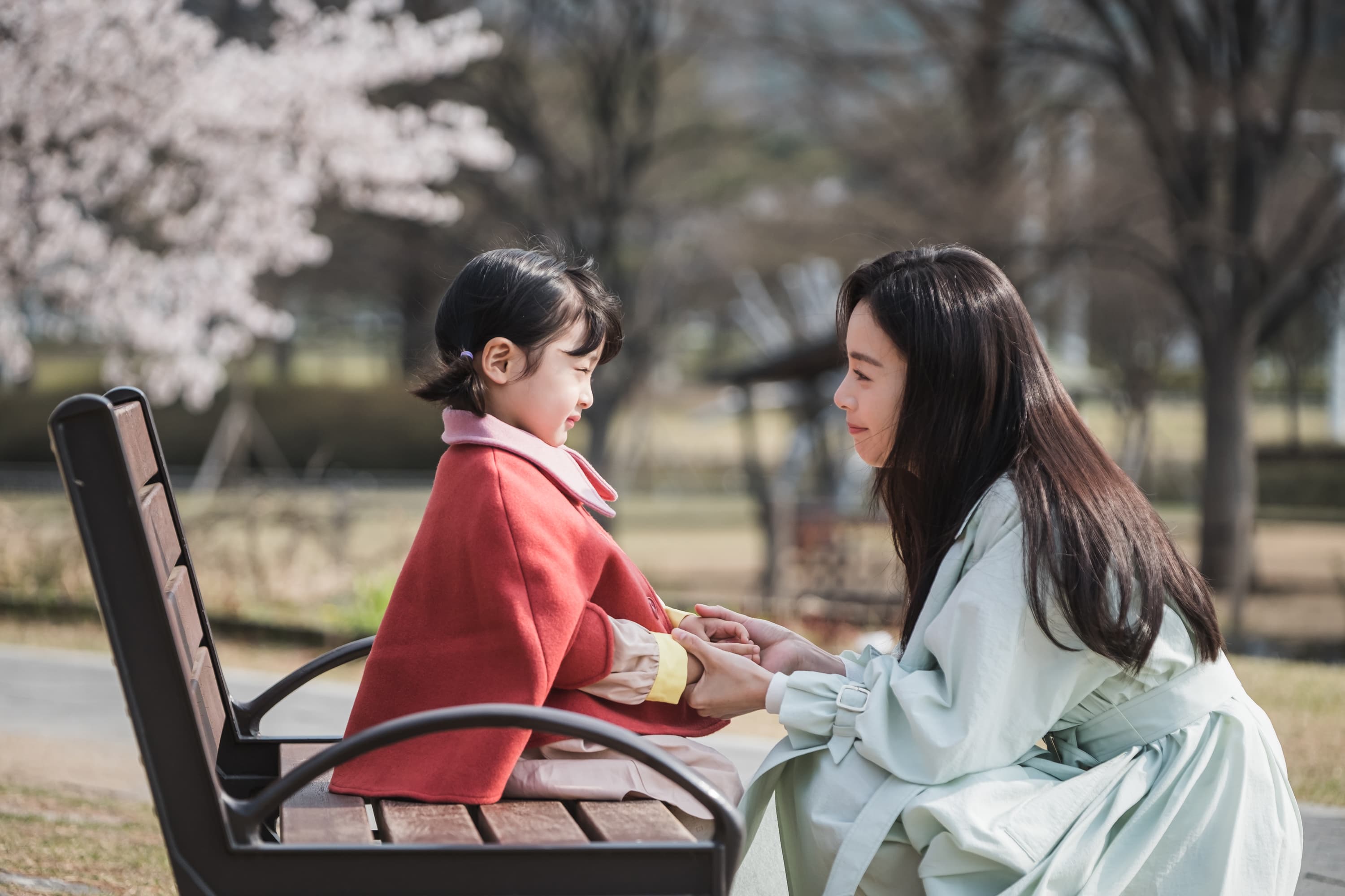 金泰希(右)與小童星徐宇振(左)拍戲默契絕佳。(Netflix提供)