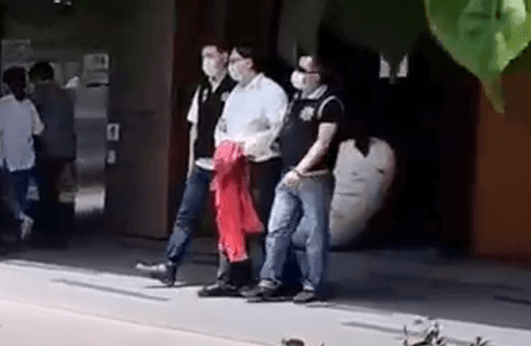 林姓院長(中)涉詐領健保費,被前員工踢爆。(刑事局提供)