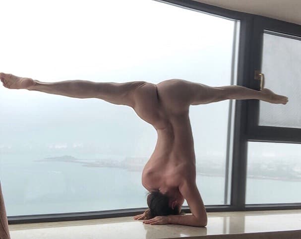 懷孕7個月的袁合榮仍看不出孕肚,裸體倒立展現線條之美。(翻攝自袁合榮Instagram)