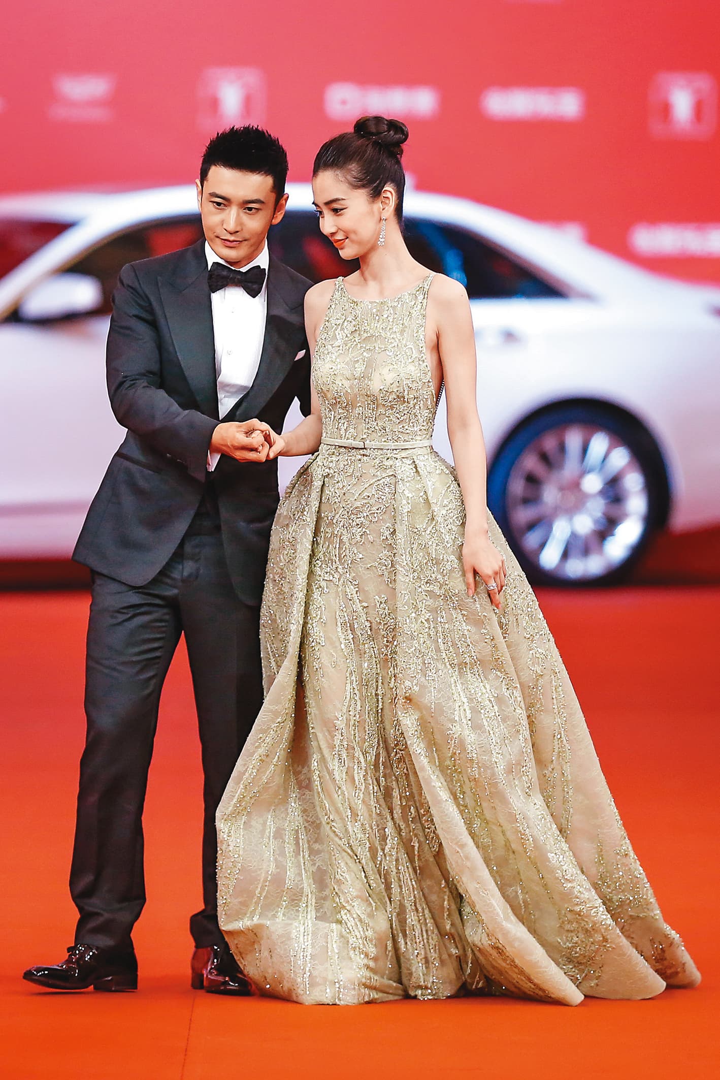 本來在香港只是嫩模的Angelababy(右)自從嫁給黃曉明(左)後,迅速成為時尚界新寵兒。(東方IC)
