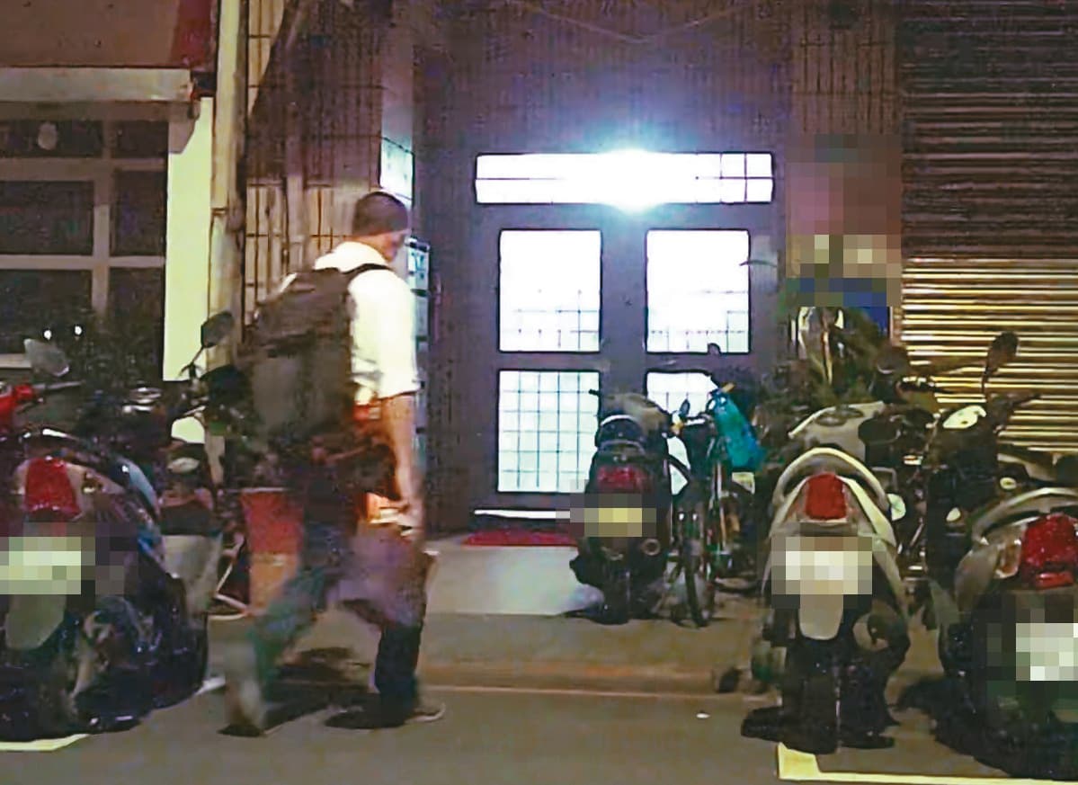 07/26 01:14 週日凌晨,甫結束行程的吳怡農(圖)獨自返回距離行政院不到300公尺的住處。