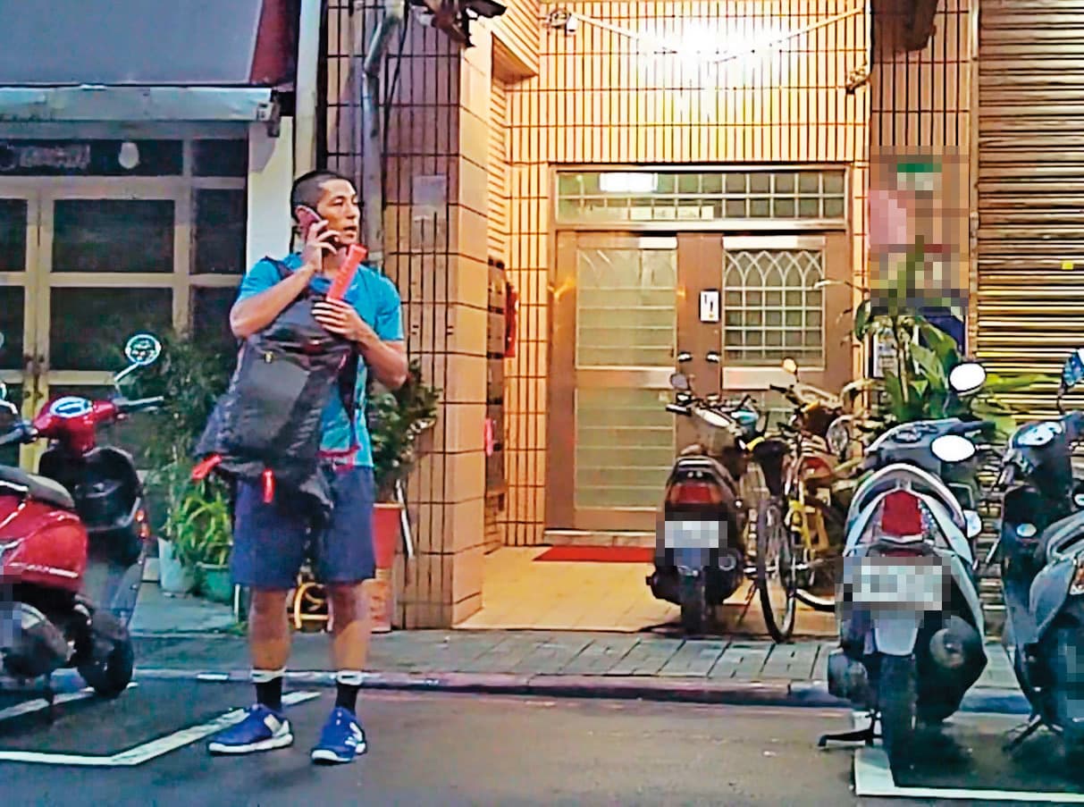 07/26 18:49 與小農女待了一夜後,吳怡農(圖)傍晚換穿一身運動裝,背著網球拍帥氣出門。