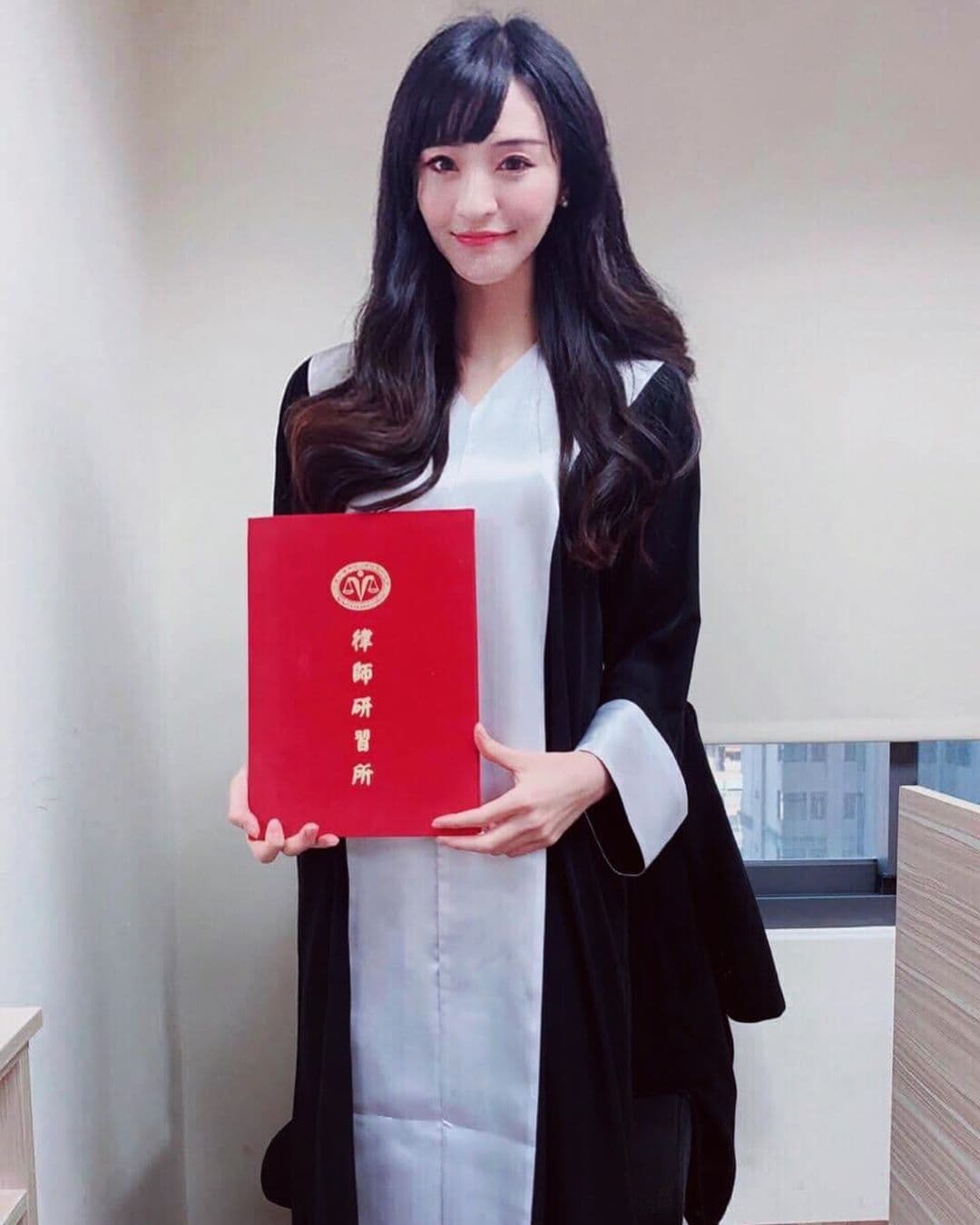 傅靖瑜外型亮麗，還以全國第28名的高分考取律師。（翻攝自傅靖瑜IG）