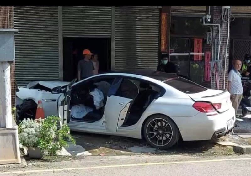 肇事BMW安全氣囊爆開,車頭嚴重毀損,連車牌都噴飛。(民眾提供)