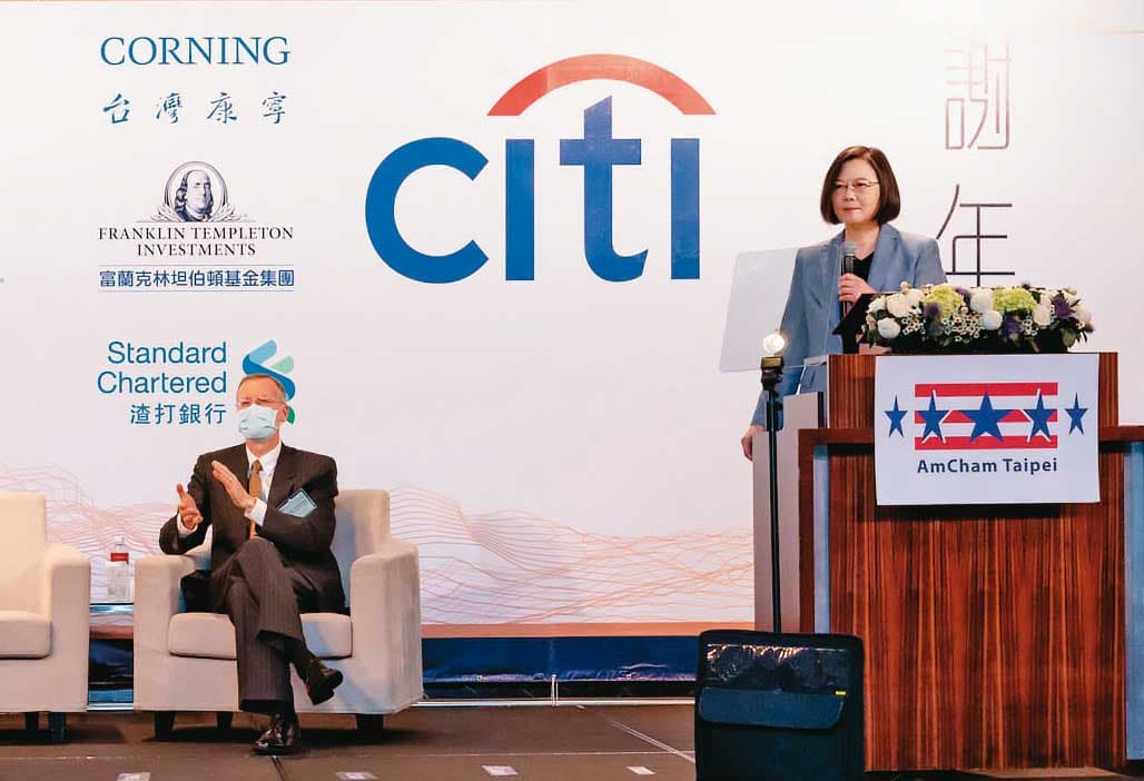 宣布開放美豬牛的前3天,總統蔡英文出席台北市美國商會謝年飯活動,釋出台美繼續合作、提升共同利益的訊息。(總統府提供)