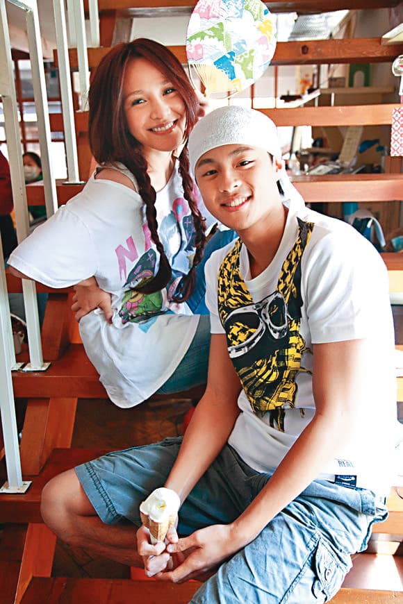 孫其君（右）與梁文音有過一段情，後來梁文音結婚，前陣子婚變。（環球唱片提供）