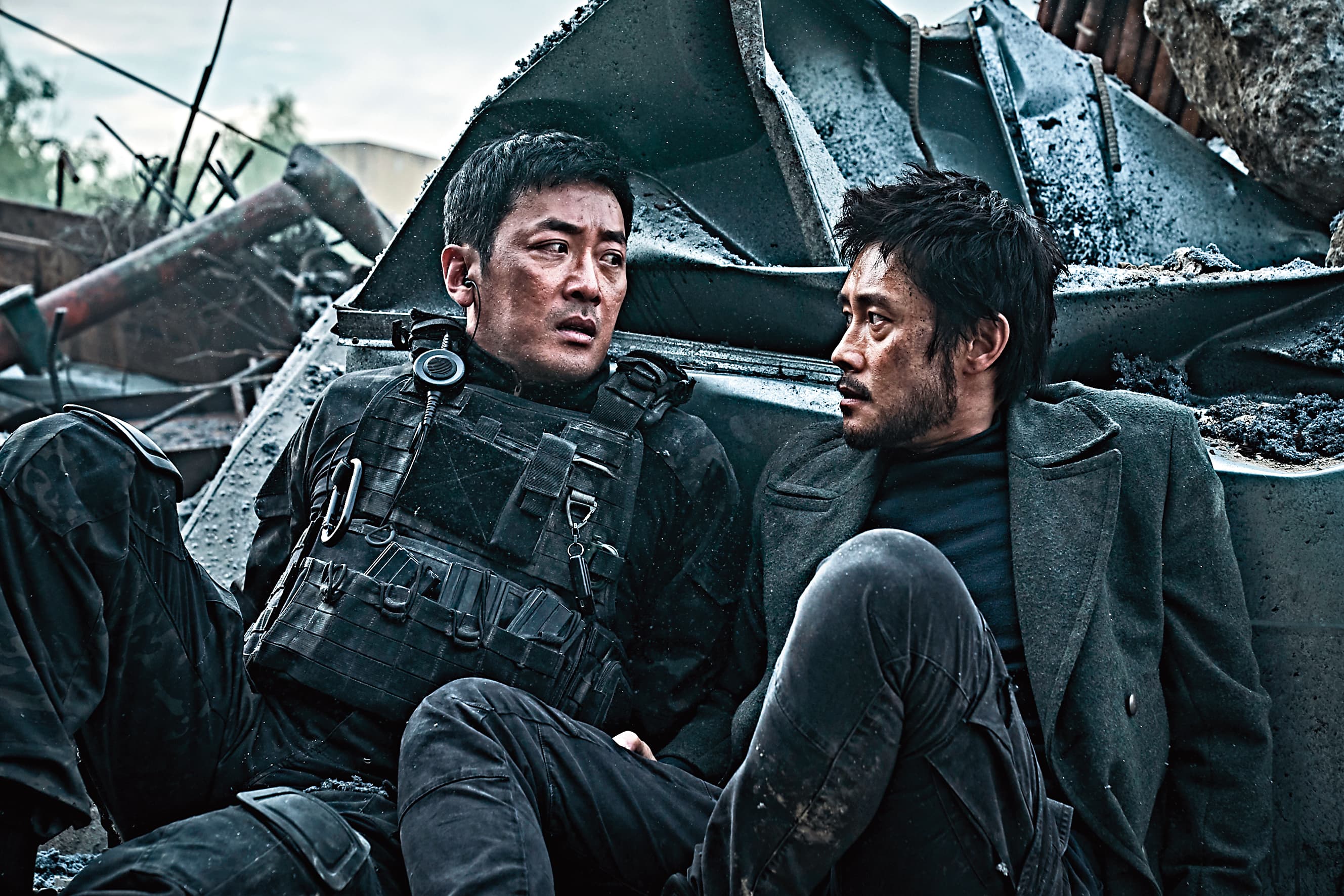 河正宇(左)和李炳憲主演的《白頭山》在台熱賣新台幣1.15億元。(車庫娛樂提供)
