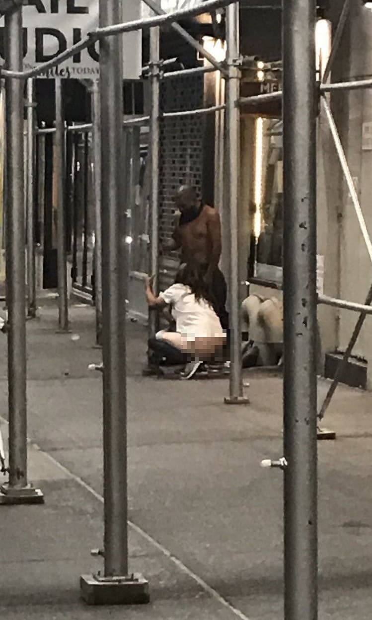 上週日美國紐約市曼哈頓上西城 (Upper West Side),1名白人女子竟在人行道上替1名非裔男進行口交,引起關注。(翻攝自Save the Upper West Side TWITTER)