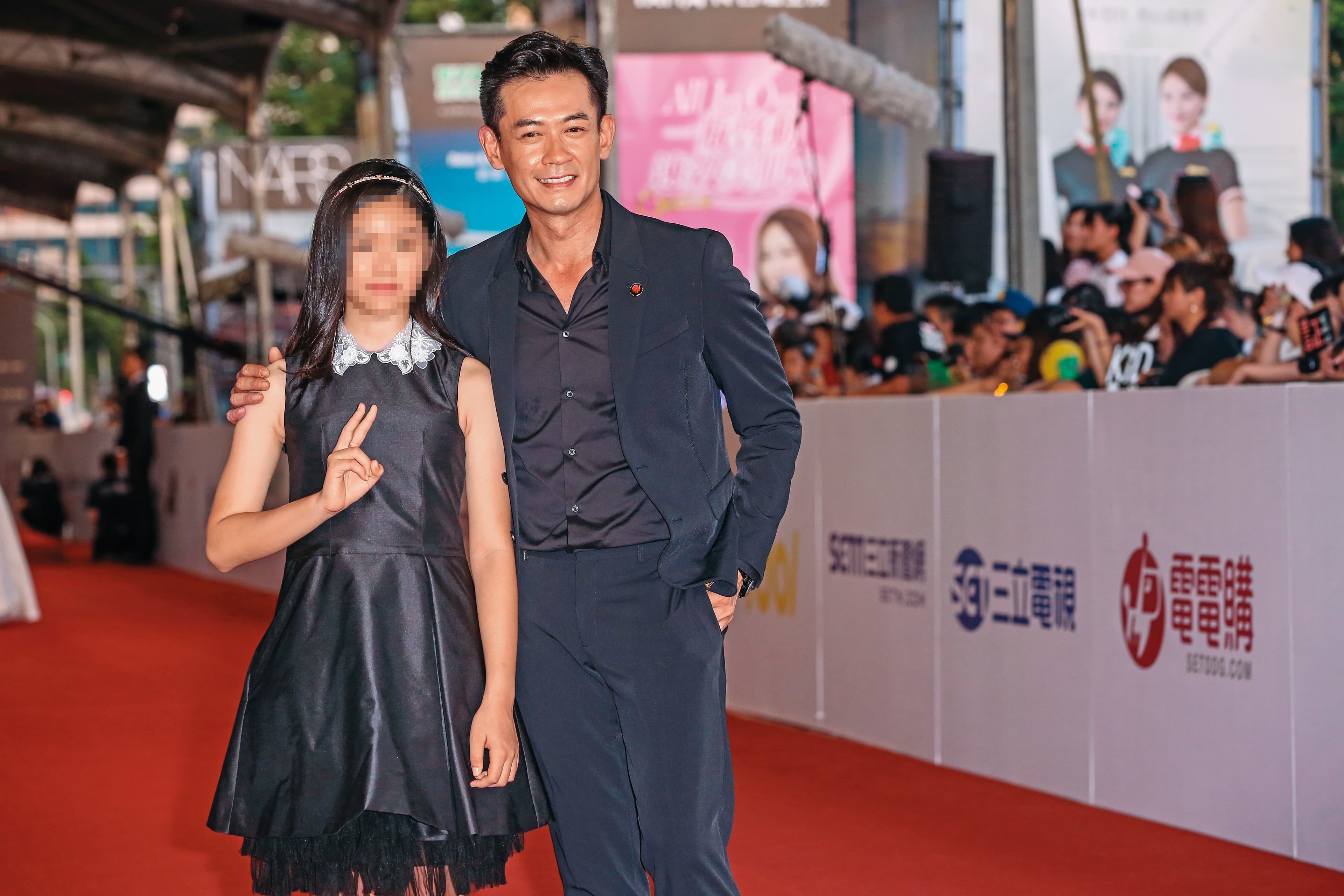 柯叔元曾帶女兒走上金鐘獎紅毯,被問到是否有對象,他四兩撥千金的說,「唯一的對象是女兒」。