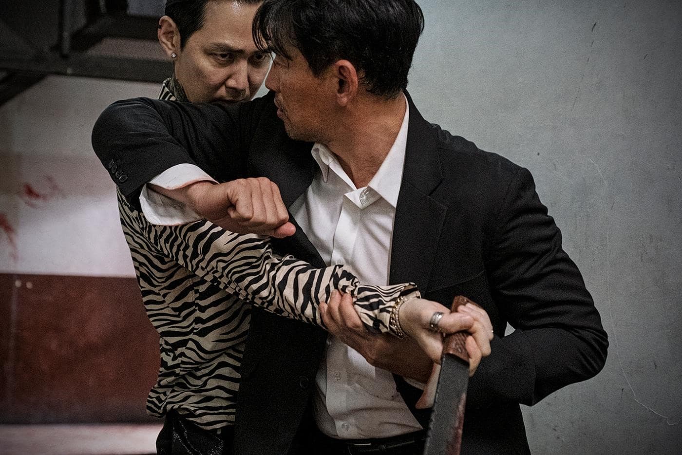 由黃晸玟(右)與李政宰兩大影帝主演的《魔鬼對決》是疫情爆發後最賣的作品,年度票房排名僅次李炳憲的《南山的部長們》。(采昌國際多媒體提供)