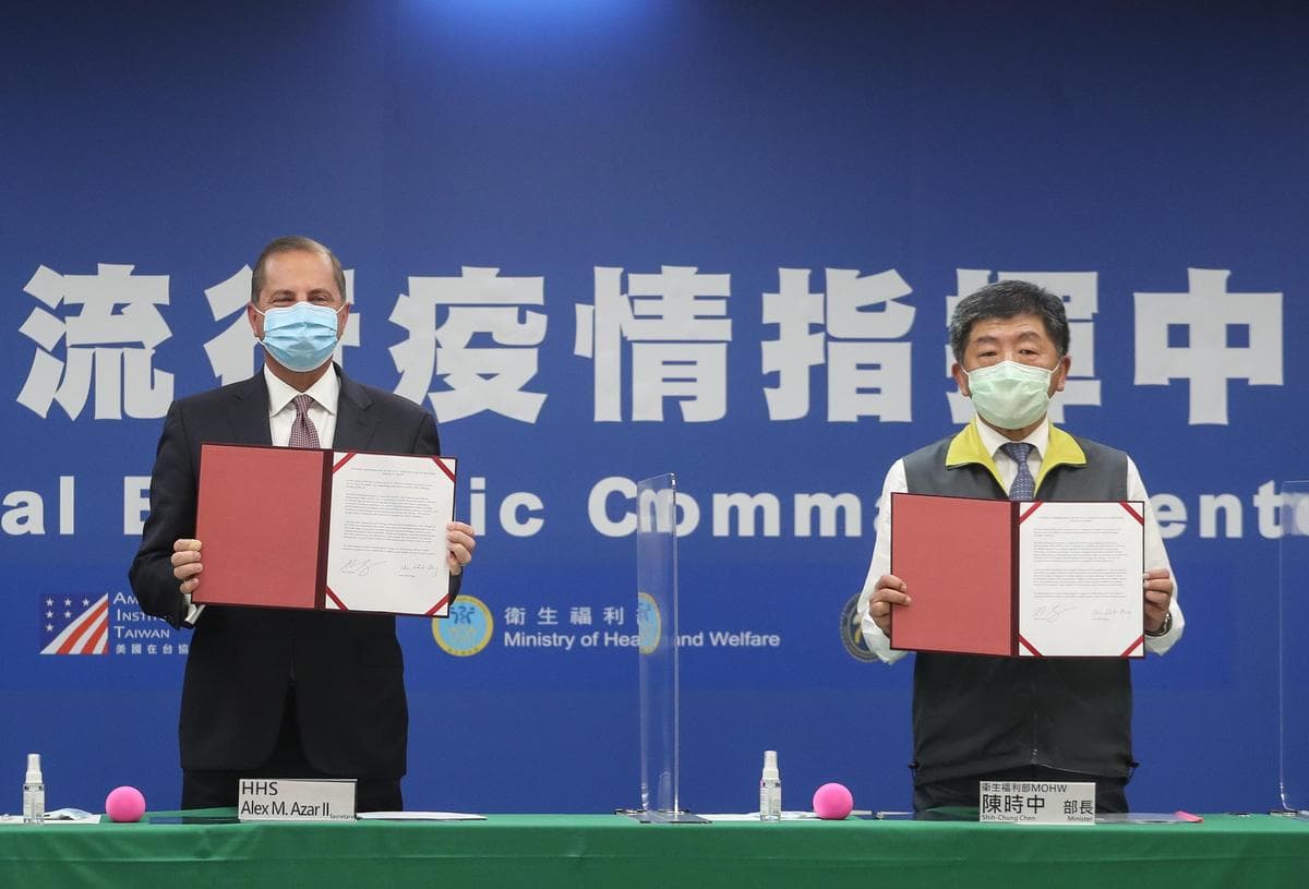 在美國衛生部長阿札爾和衛福部長陳時中的見證下，台美8月10日正式簽署衛生合作備忘錄。（中央社提供）