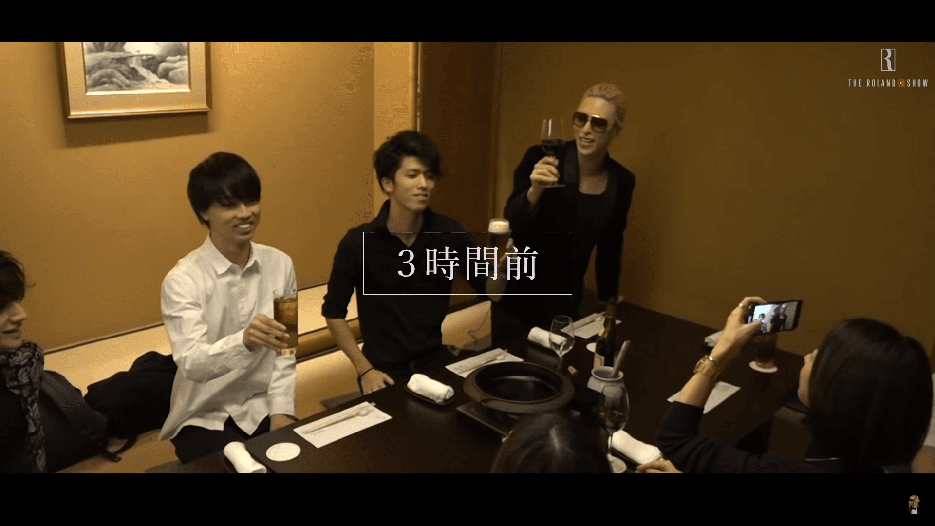 弟弟(中)笑起來靦腆,據他說法,女友不是吵著要見羅蘭德的那種女性。(翻攝自THE ROLAND SHOW YouTube頻道)