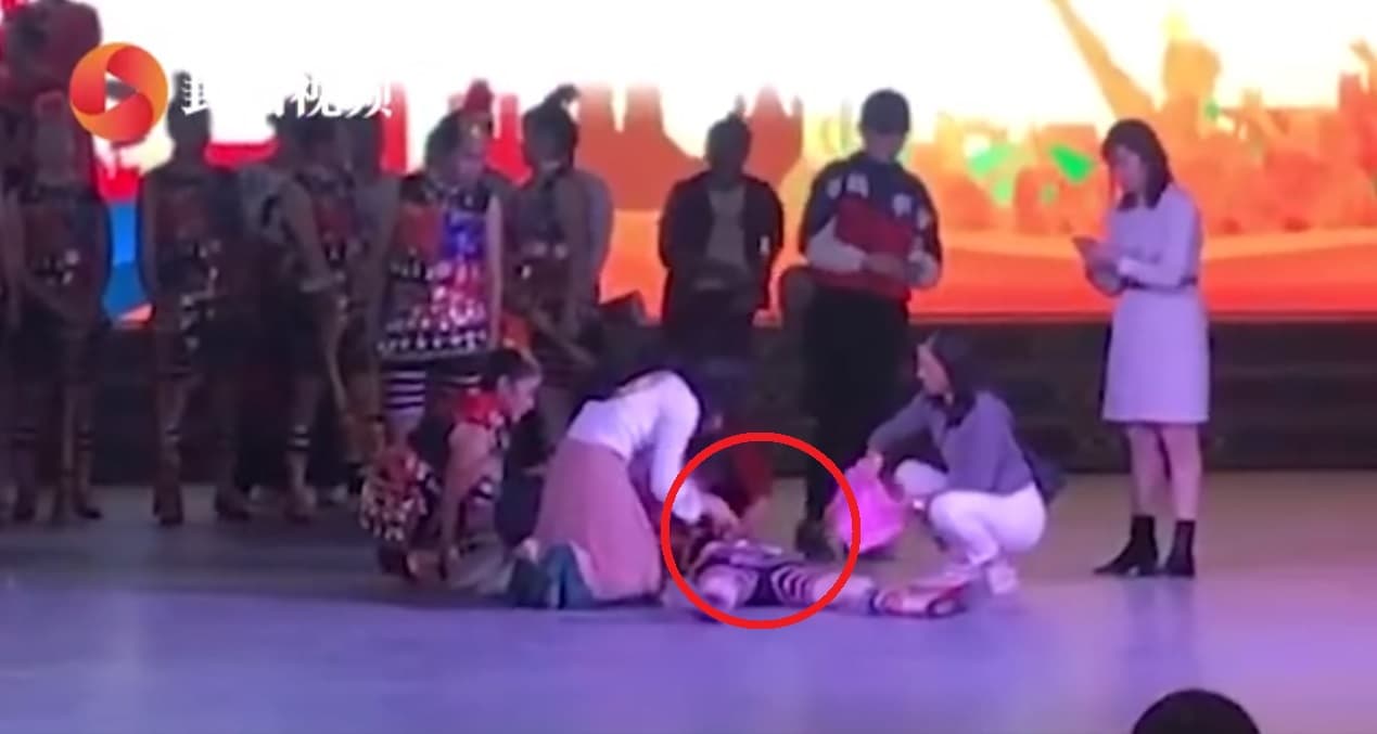 大媽倒地後醫護人員上台搶救,最後婦人仍不幸身亡。(翻攝自封面視頻)