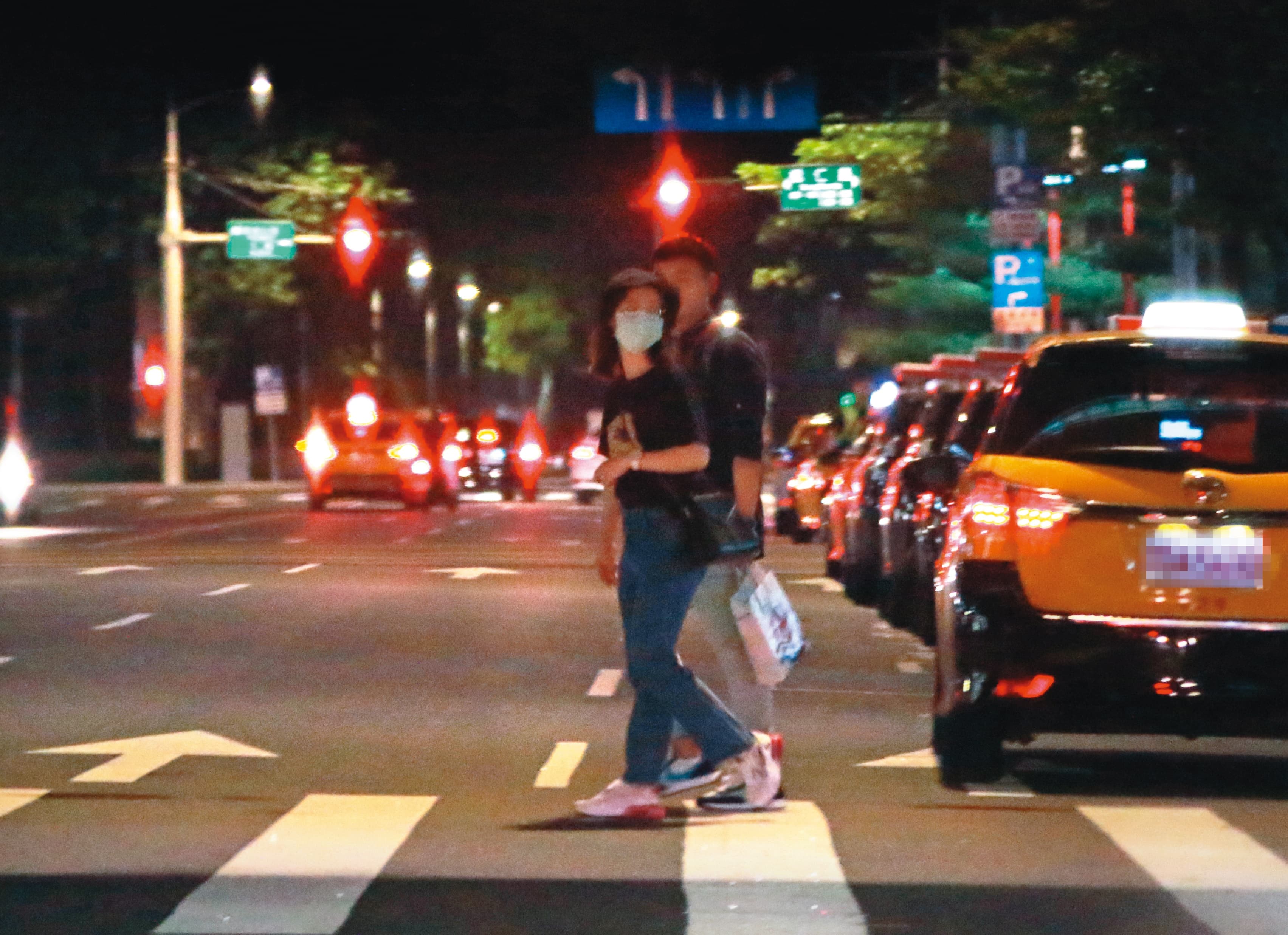 9/10 01:06,只是馬路都還沒過到一半,兩人的手又呈現分離模式,小薰也頻頻回頭左顧右盼,像是在掃射有無被跟拍。