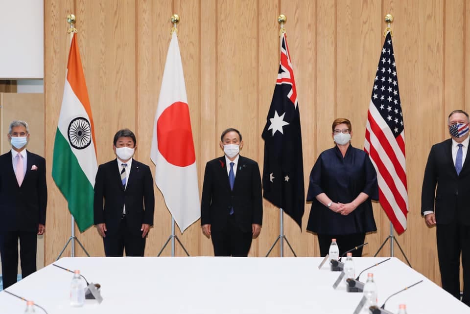 「四方安全對話」於今日東京舉行,由印度、日本、澳洲、美國外長達成對齊力抗中的共識。(翻攝自「首相官邸」臉書)