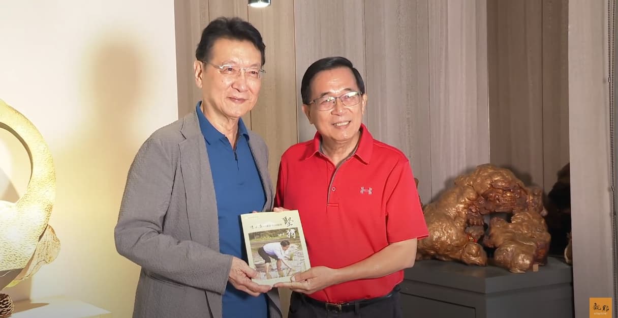 前總統陳水扁(右)和昔日競選台北市長的對手趙少康(左)睽違多年再度同台,引發關注。(翻攝自觀點YouTube頻道)