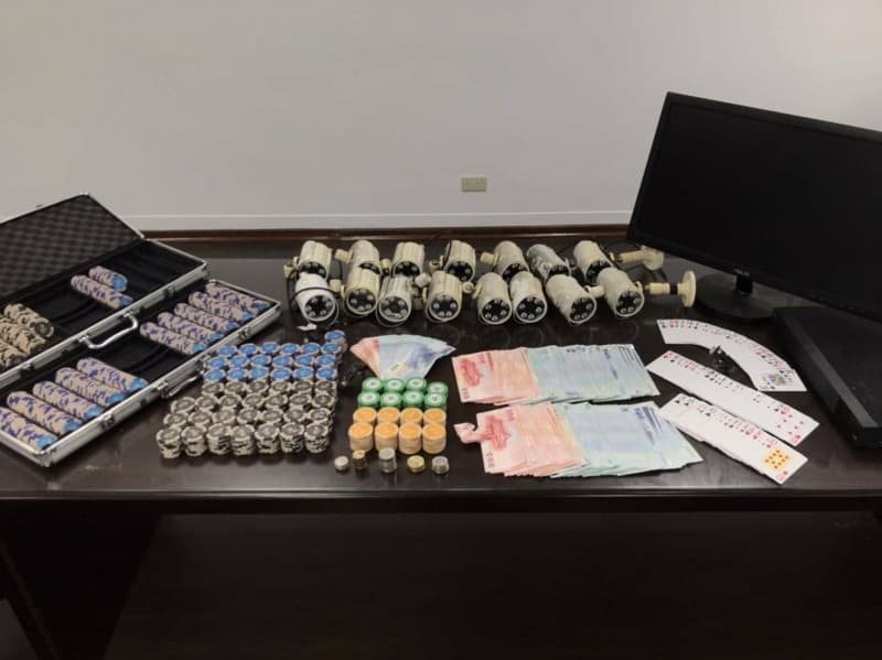 警方查扣大量賭具、25萬元賭資。(翻攝畫面)